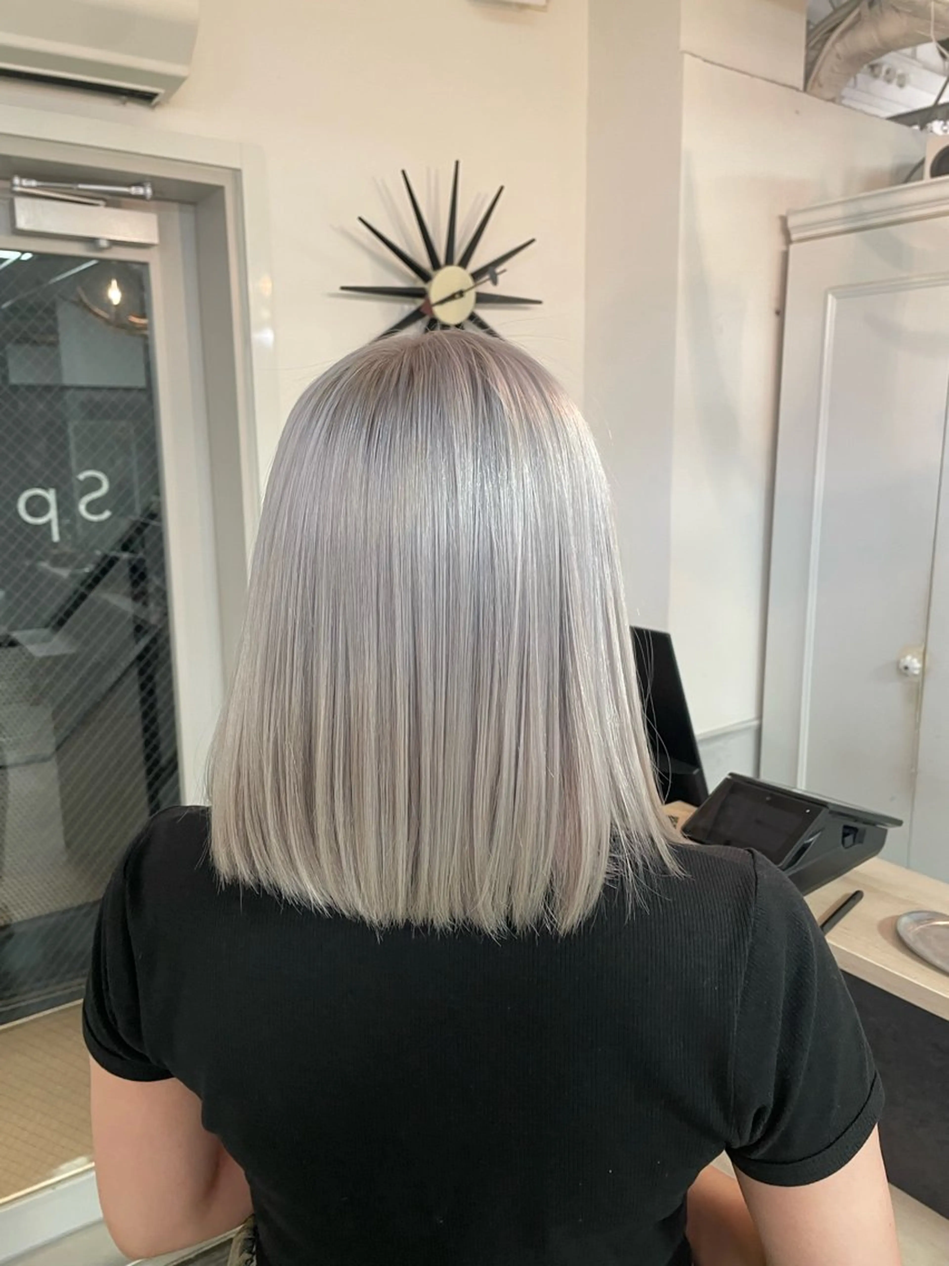 ミディアム カラー アッシュ ブリーチ ダブルカラー シルバー シルバーアッシュ ヘアカラー girly/ヘア メイクMitsukiのヘアスタイル