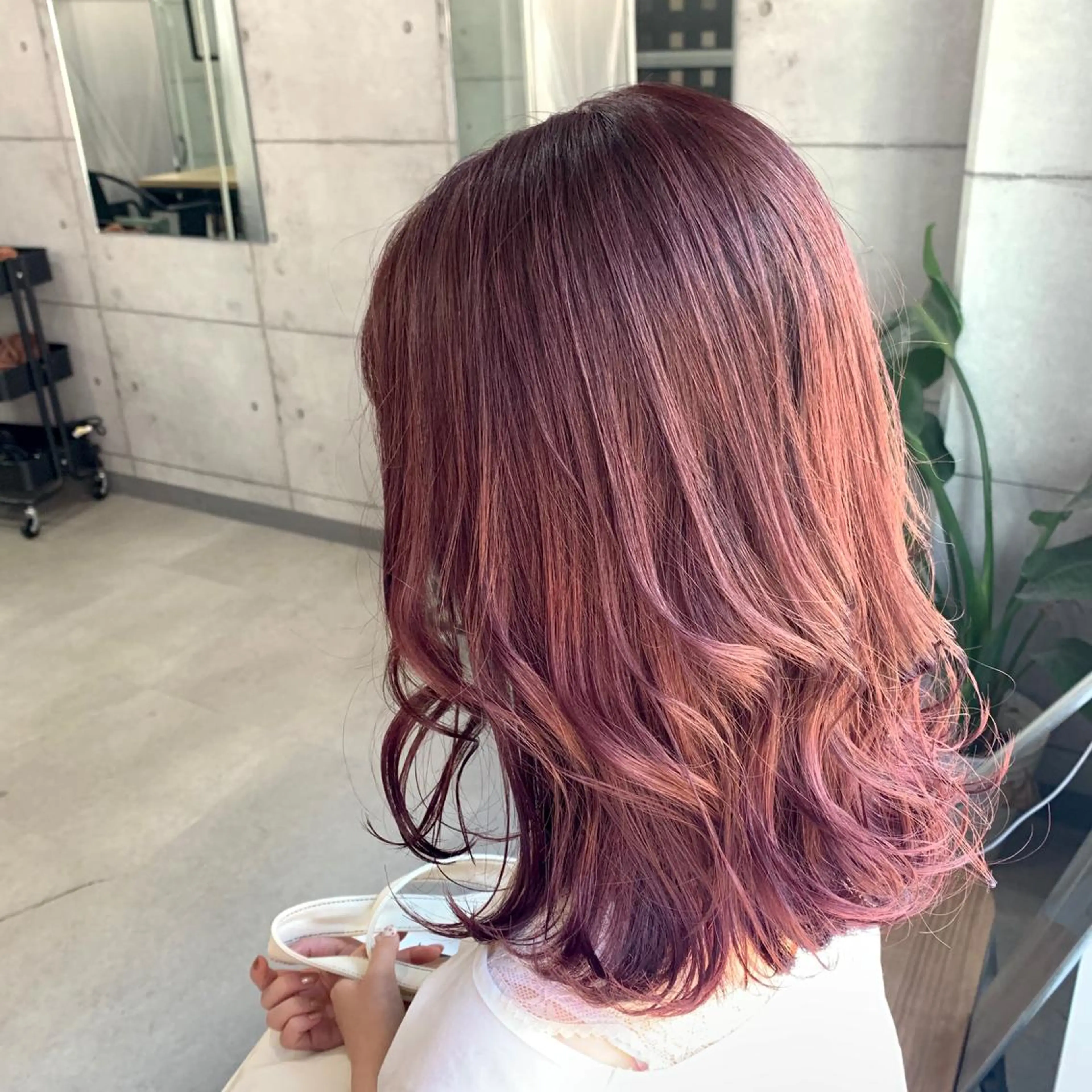 ミディアム カラー パーマ ヘアアレンジ メンズ キッズ ネイル マツエク・マツパ メンズブリーチ メンズハイライト メンズインナーカラー メンズ韓国風 アディクシーカラー 切りっぱなしヘアボブ ミディアムヘアRYOのヘアスタイル