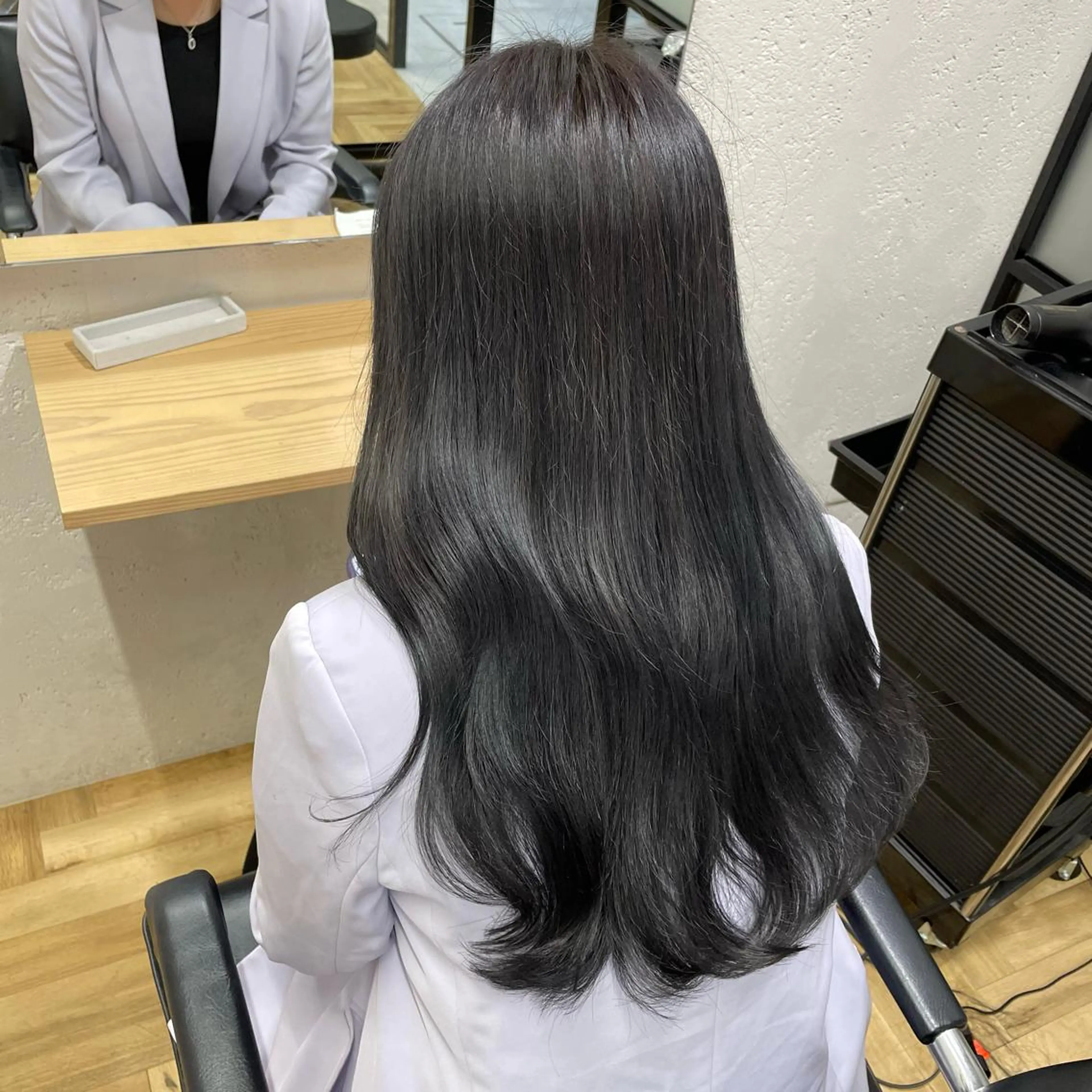 ロング カラー アッシュ 黒髪 ブリーチ ブルーカラー ブルーブラック カット ヘアカラー トリートメント オリーブカラー 特化　　kaiのヘアスタイル