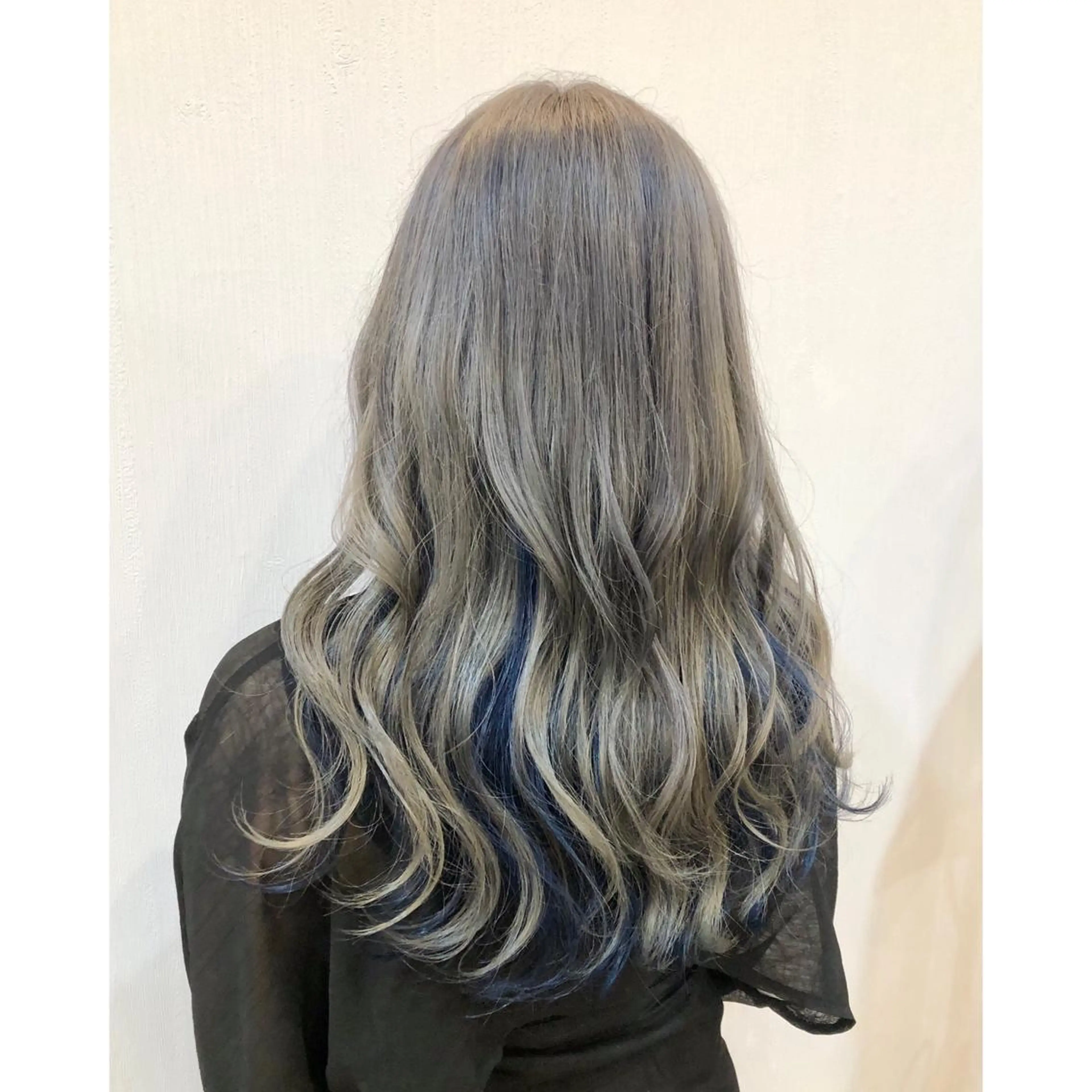 ロング カラー ブルーカラー インナーカラー ネイビーカラー シルバー ツートーンカラー 推しカラー✨ オタク美容師ユウカのヘアスタイル