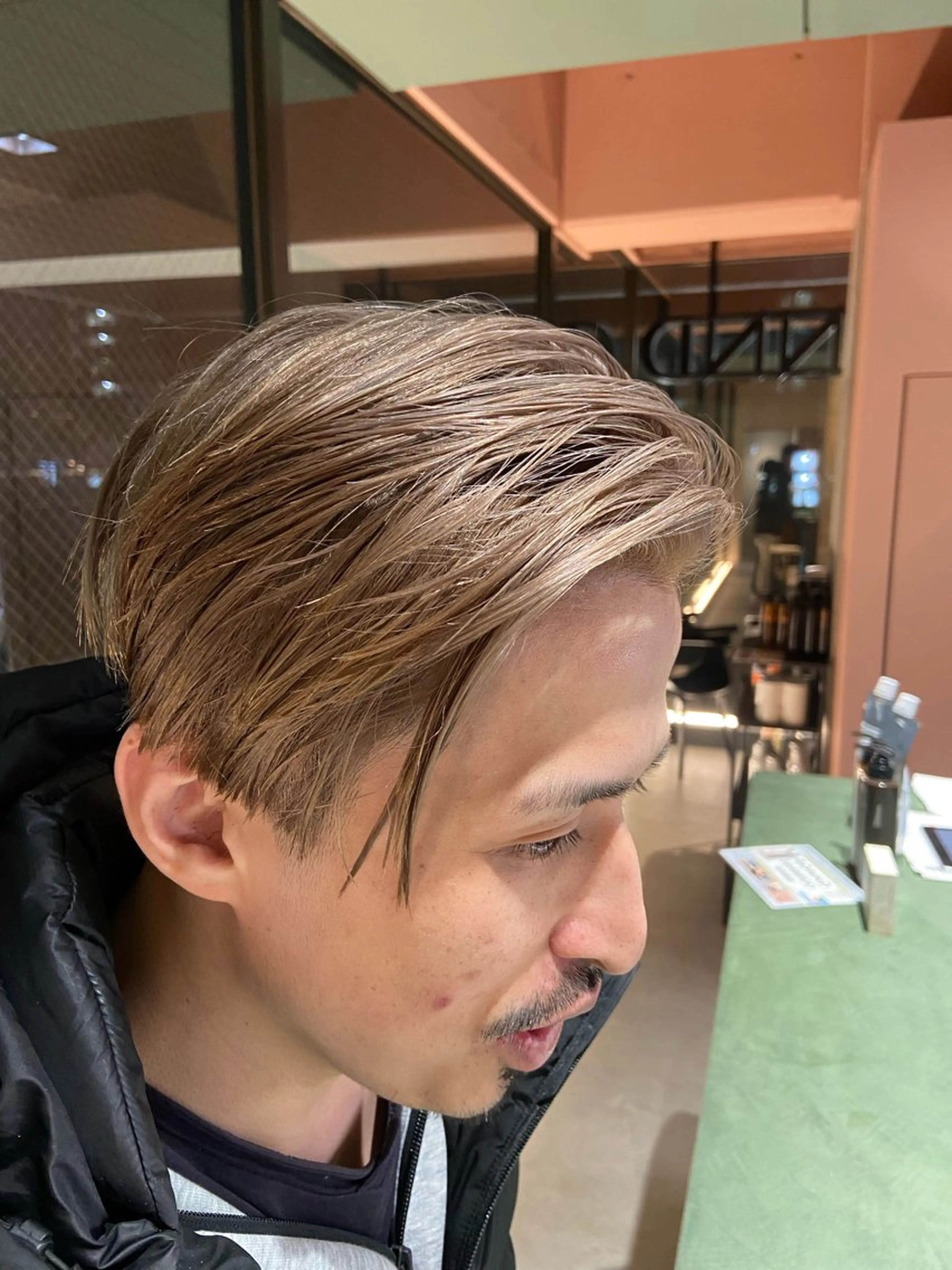 カラー メンズ ベージュカラー ミルクティーベージュ 外国人風カラー 艶髪矯正|ダイオウ シュナのヘアスタイル