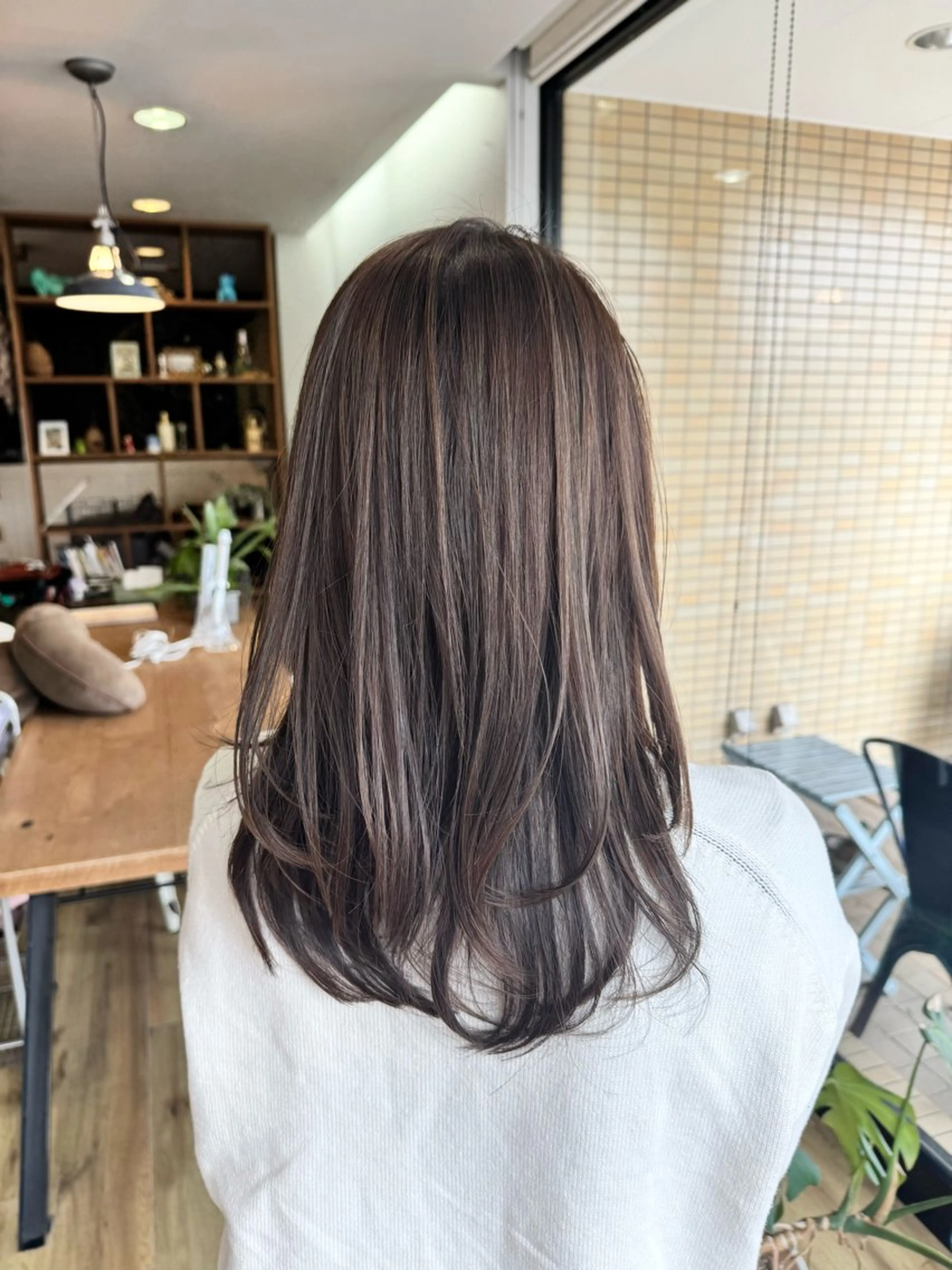 ロング カラー グレージュ カット ヘアカラー トリートメント ツキダテ ユイのヘアスタイル