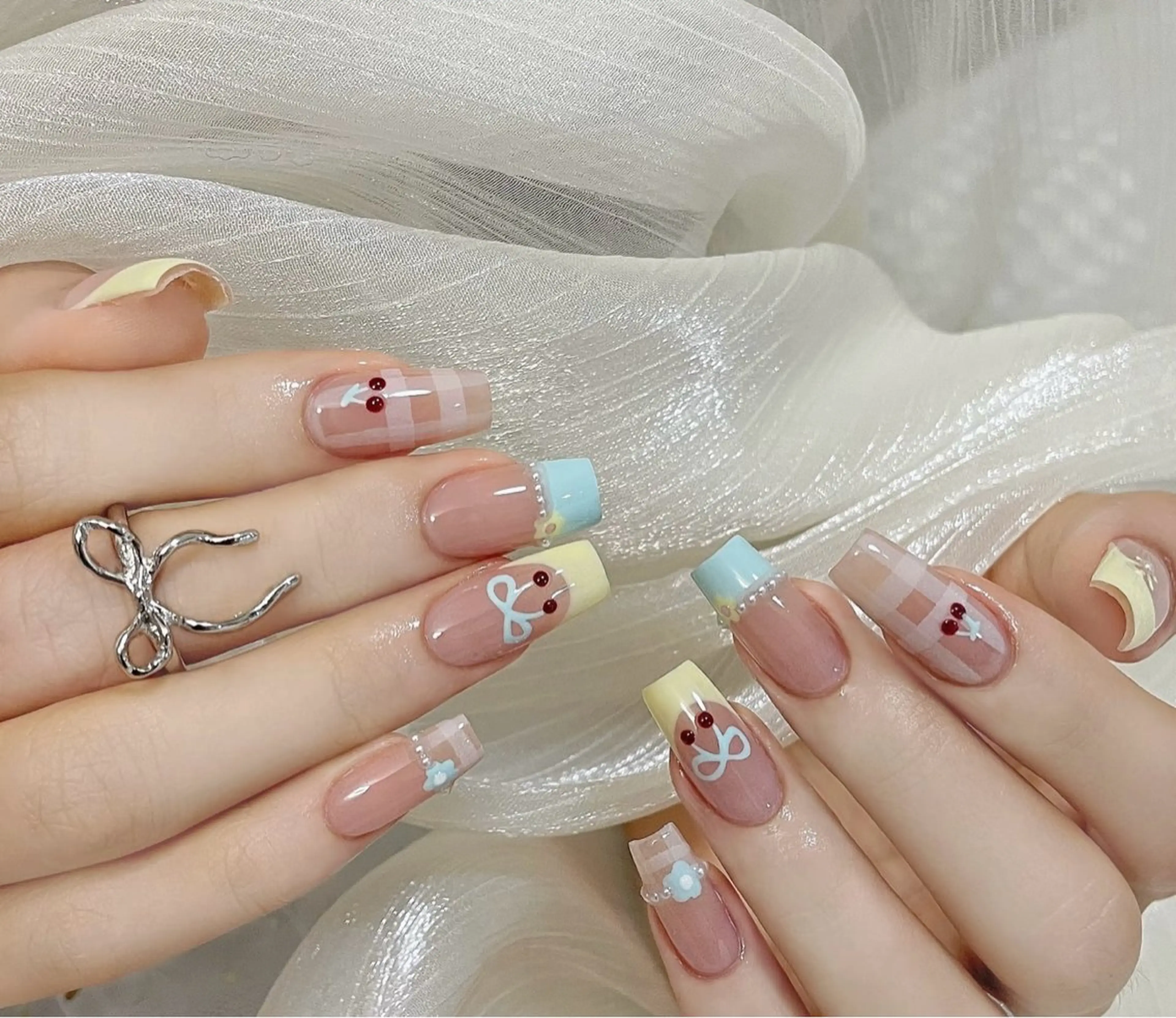 ネイル 長さ出し フレンチネイル 韓国ネイル リボン ネイルチップ U.MI Nail Salonのネイルデザイン