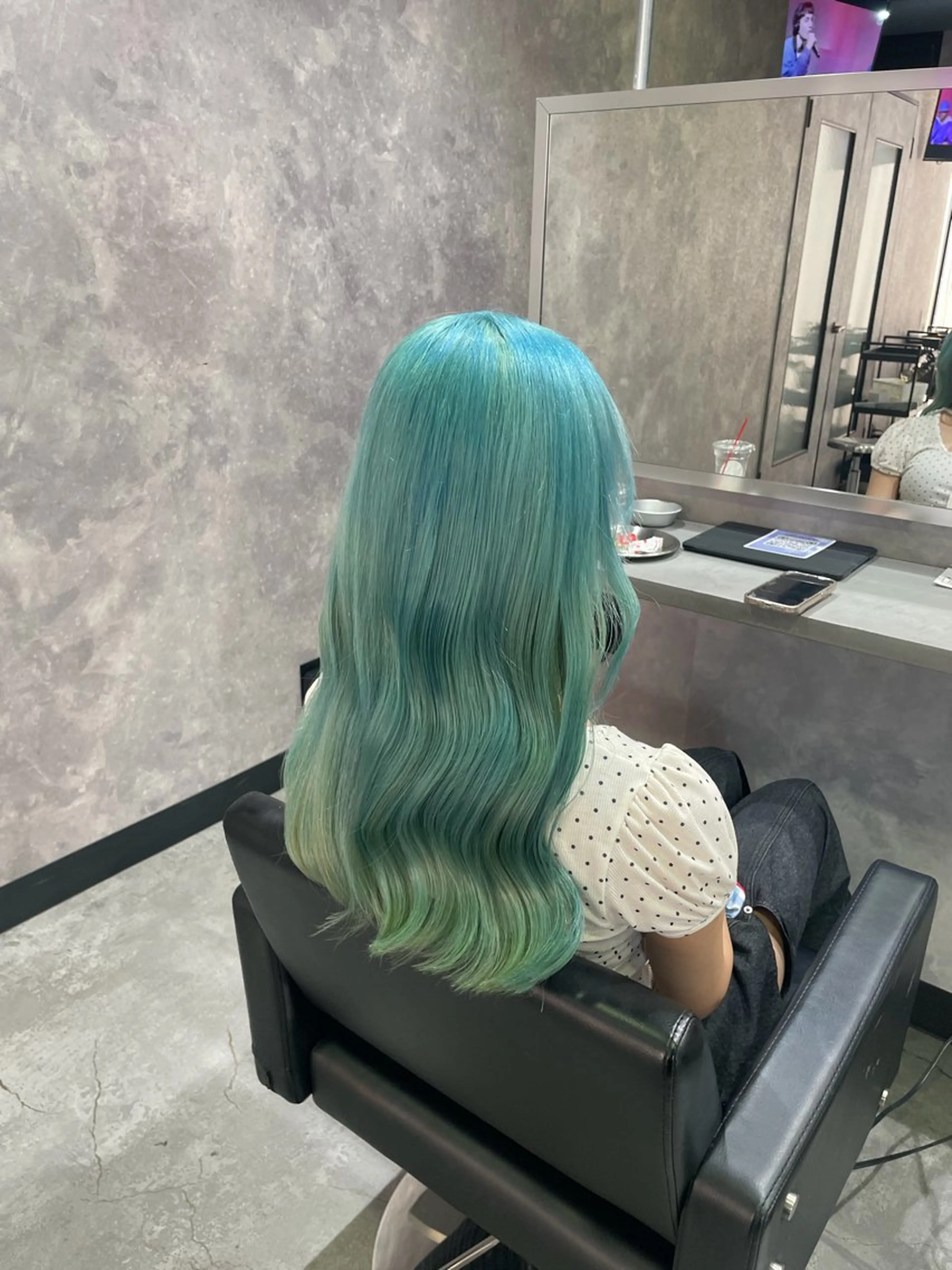 ロング カラー ブリーチ ブルーカラー ミント ヘアカラー トリートメント 手塚 由佳のヘアスタイル