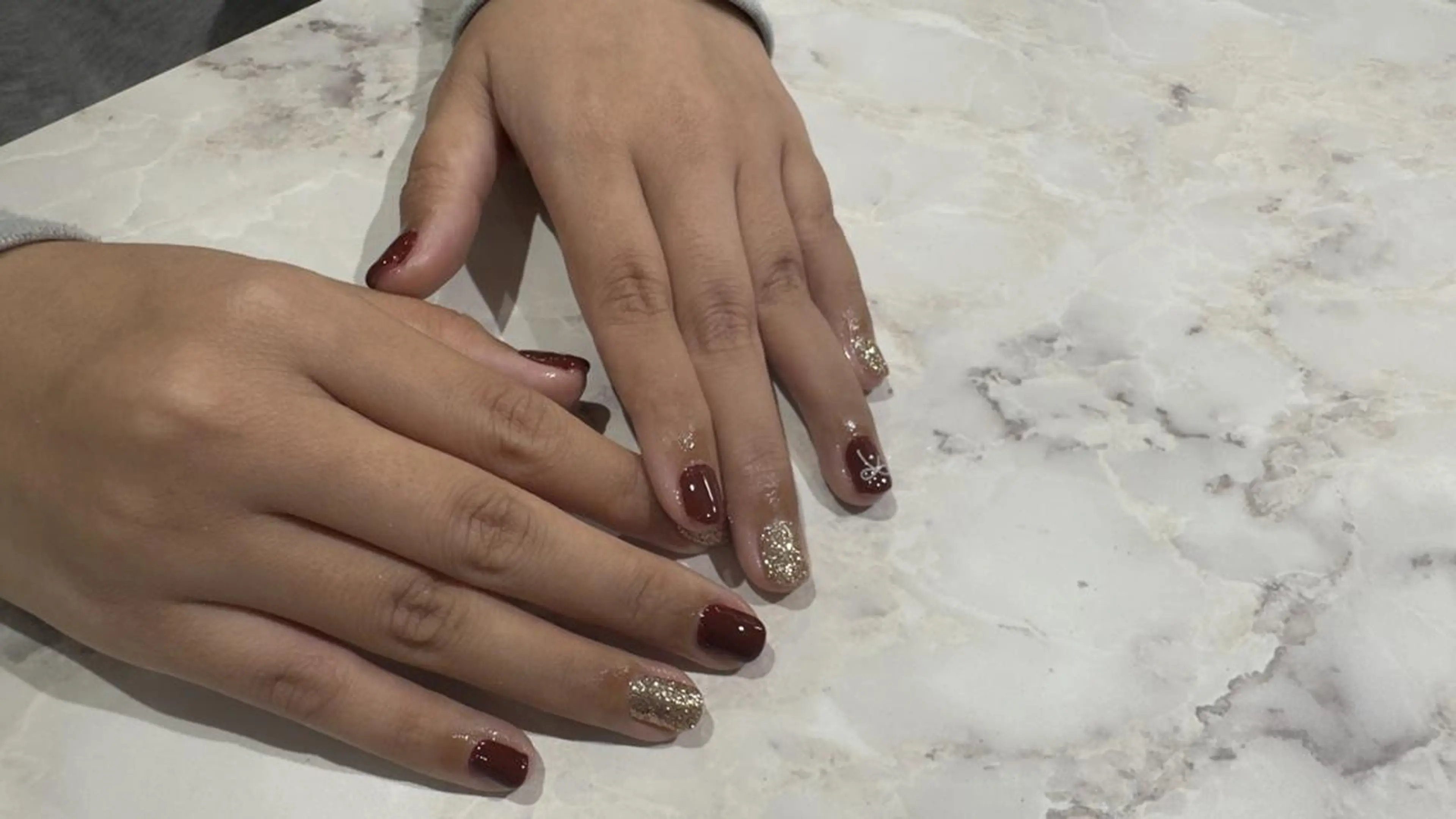 ネイル ゴールド 赤色 冬ネイル クリスマス ハンドネイル SalonLinda Marikoのネイルデザイン