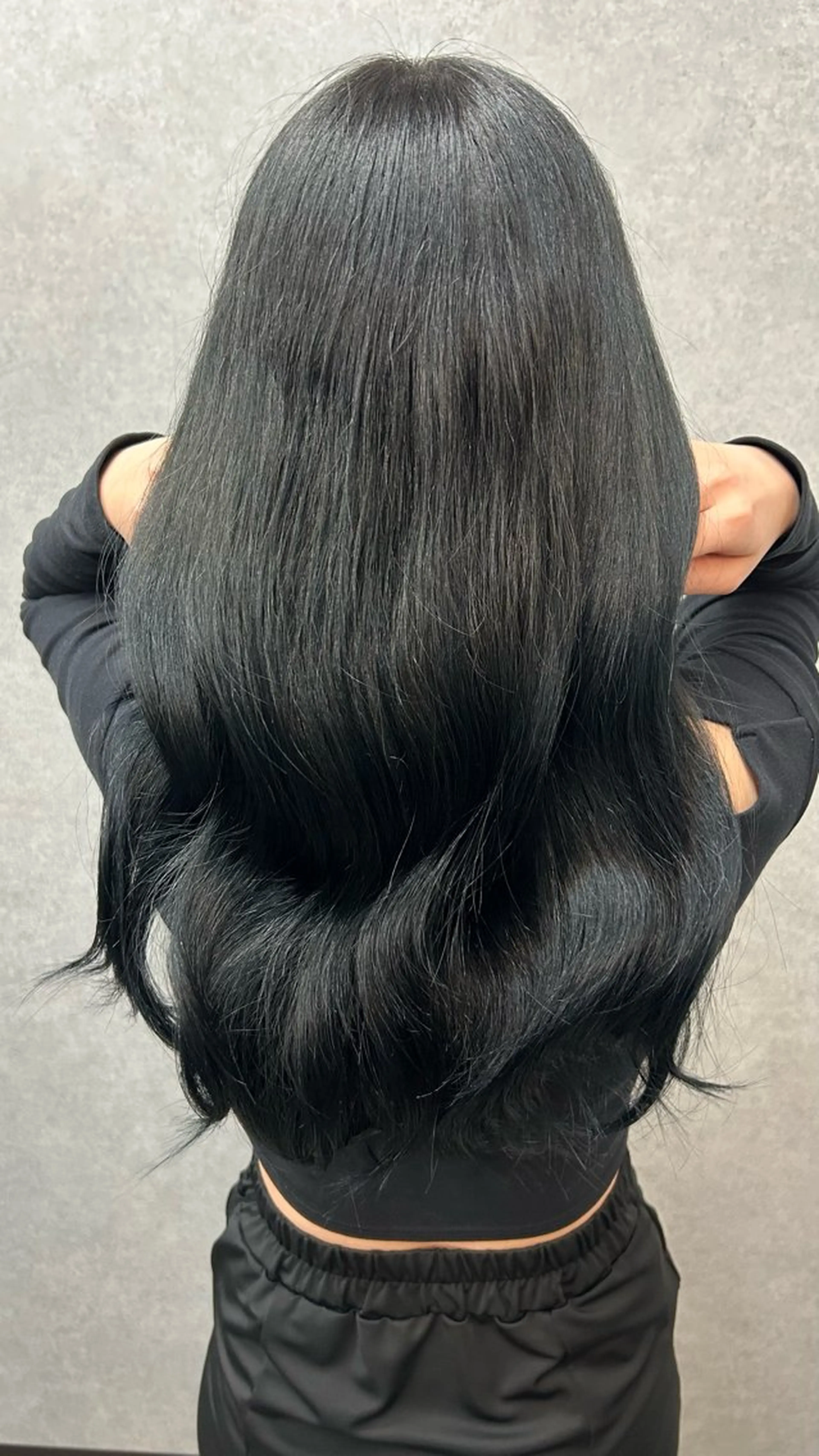 カラー 黒髪 ブルーカラー ブルーブラック 今野 梨々花のヘアスタイル