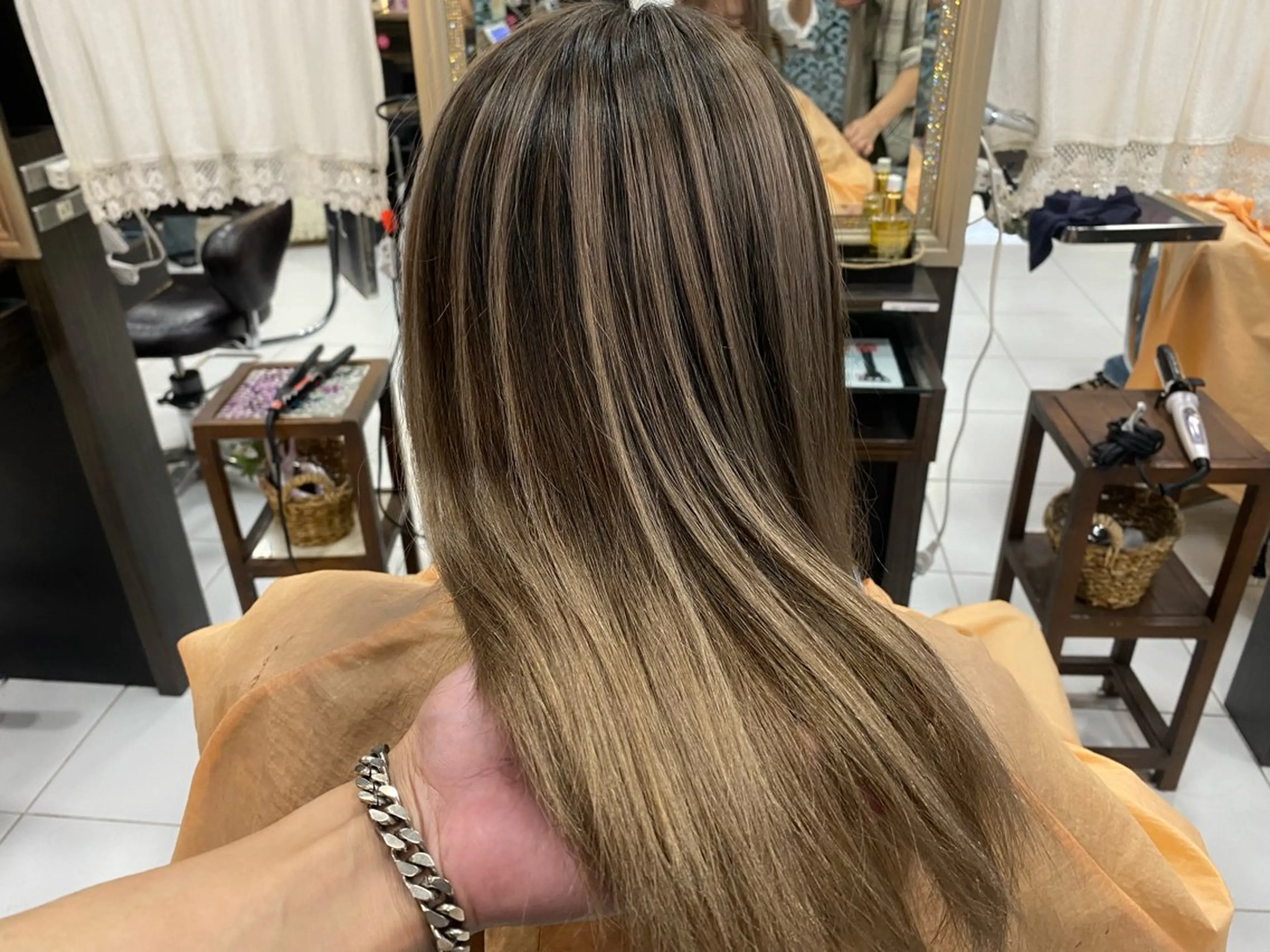 セミロング カラー バレイヤージュ レイヤーカット ヘアカラー トリートメント ホワイト系はお任せ /ブリーチ/店長岩崎のヘアスタイル