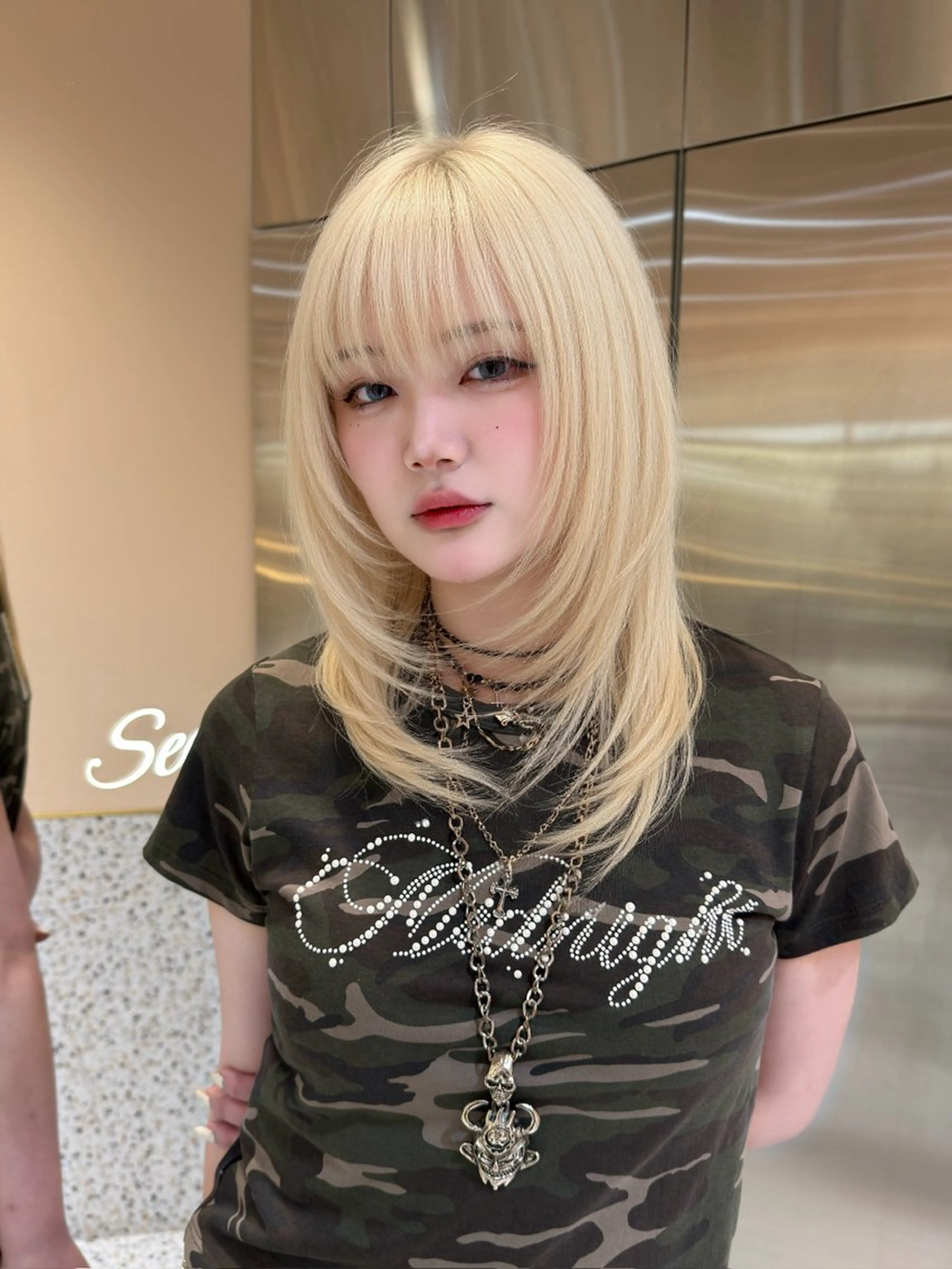 セミロング カラー ブリーチ ブロンド ハイトーンカラー ホワイトブロンド レイヤーカット カット ヘアカラー トリートメント 今っぽレイヤーカット グレージュ/リョウヤのヘアスタイル
