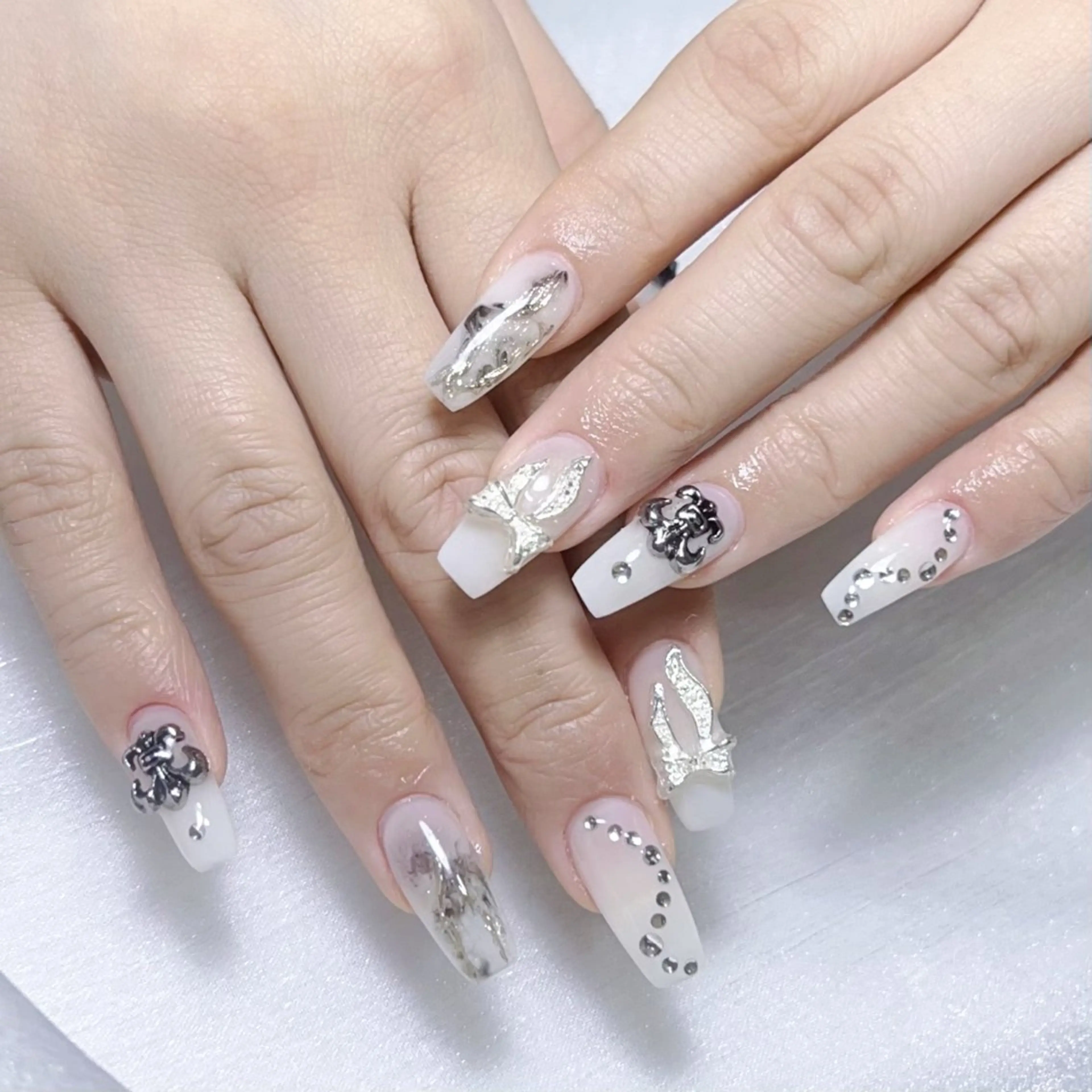 メンズ ネイル メンズ韓国風 アートネイル オーロラネイル ガーリー キラキラネイル Nail salon 木にいるのネイルデザイン