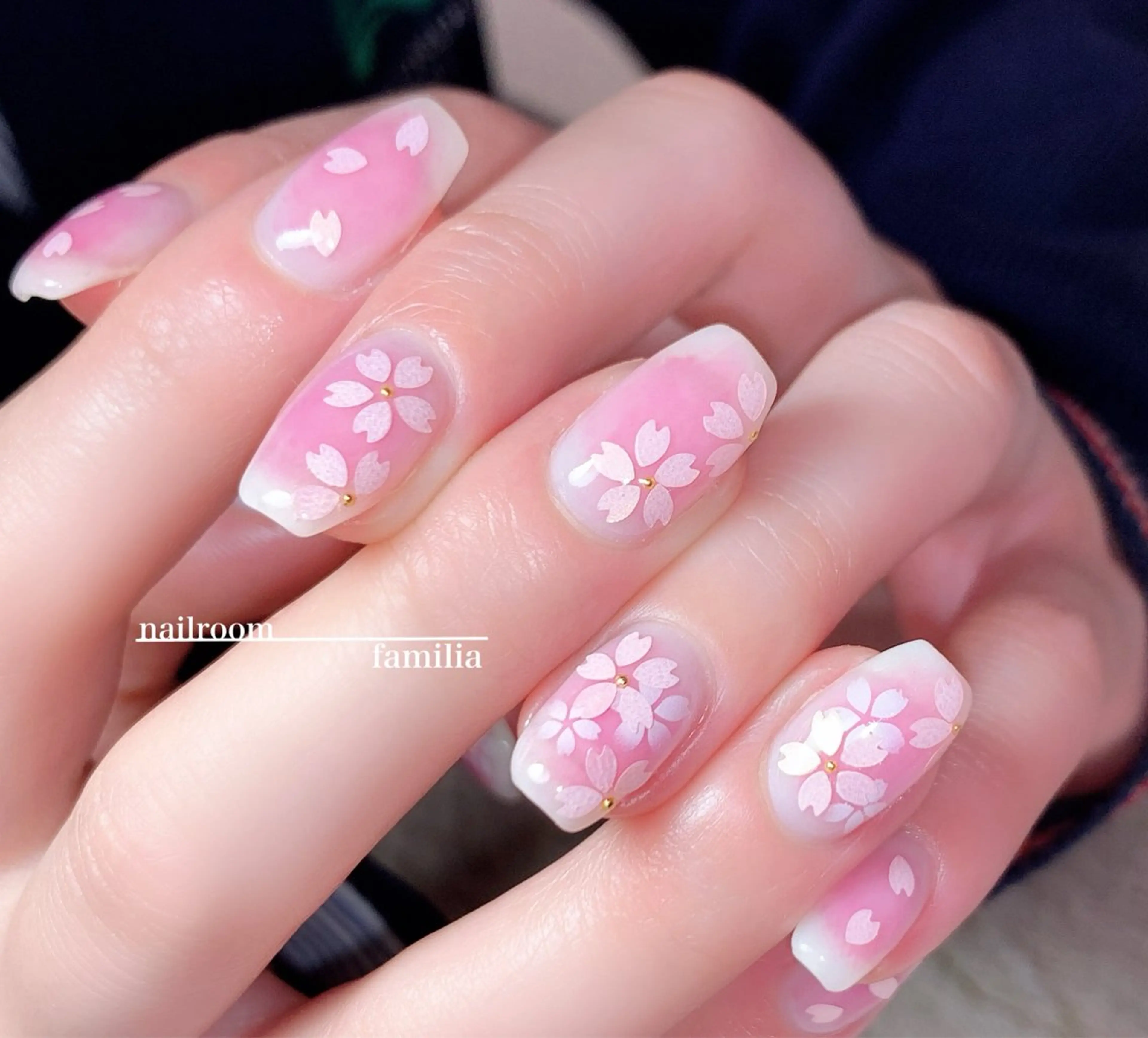 ネイル チークネイル 桜ネイル ホログラムネイル ハンドネイル -nailroom- familiaのネイルデザイン
