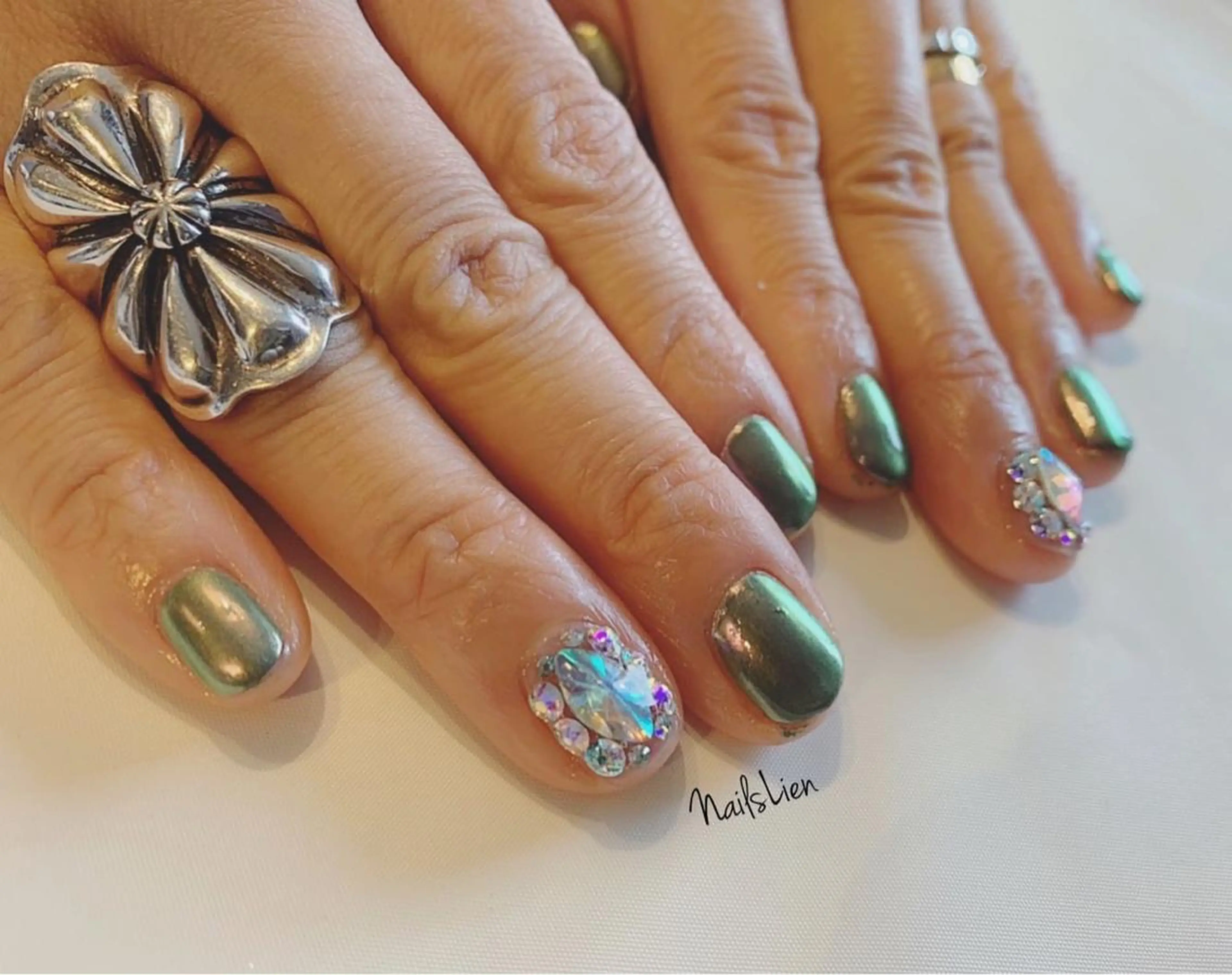 ネイル グリーン キラキラネイル ワンカラーネイル studio e n / RiNのネイルデザイン