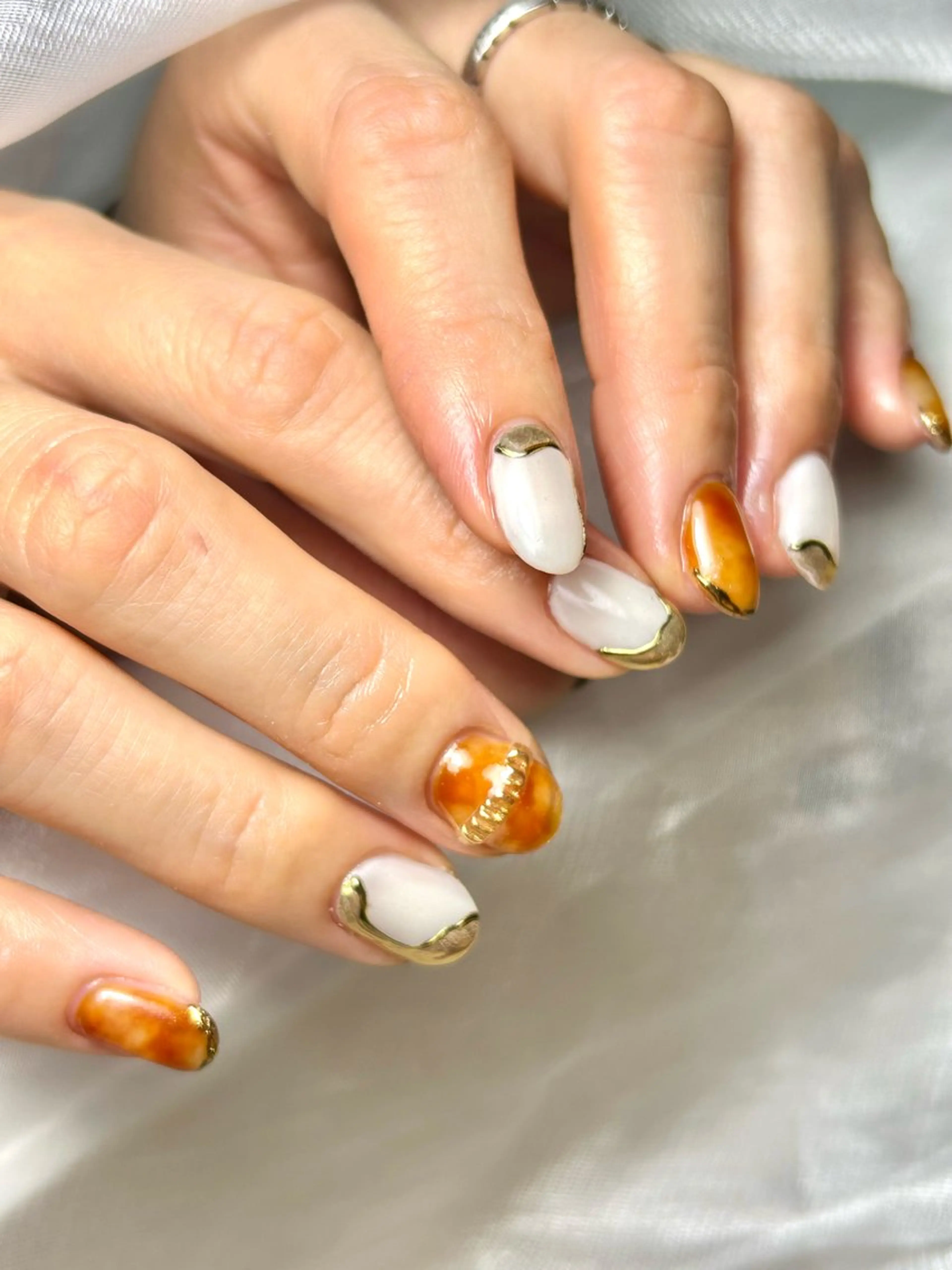 ネイル べっ甲ネイル ゴールド ニュアンスネイル シンプルネイル 冬ネイル ハンドネイル Nailsalon MONA.のネイルデザイン