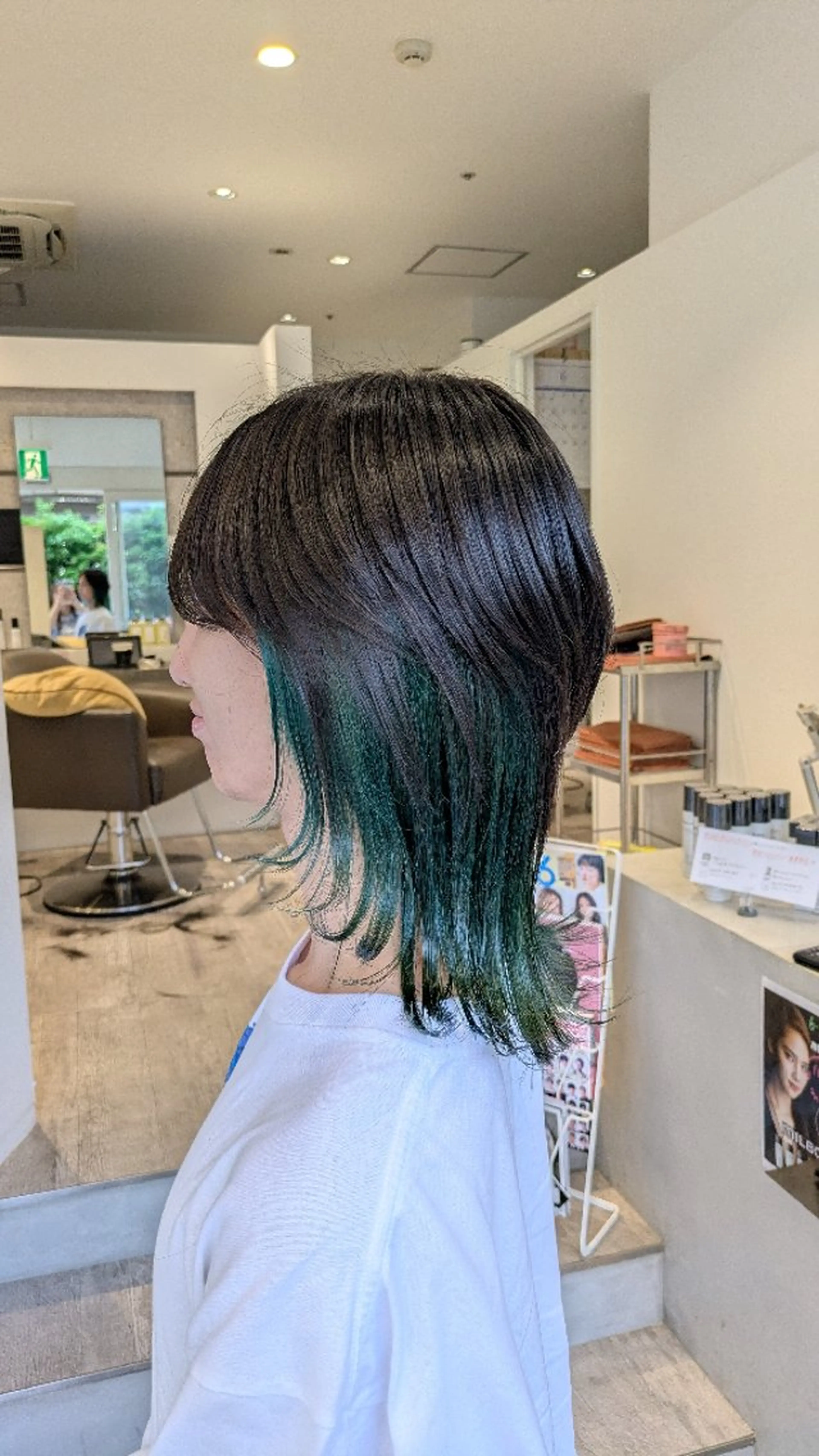 ミディアム ウルフカット カット ヘアカラー トリートメント 成瀬 サエのヘアスタイル