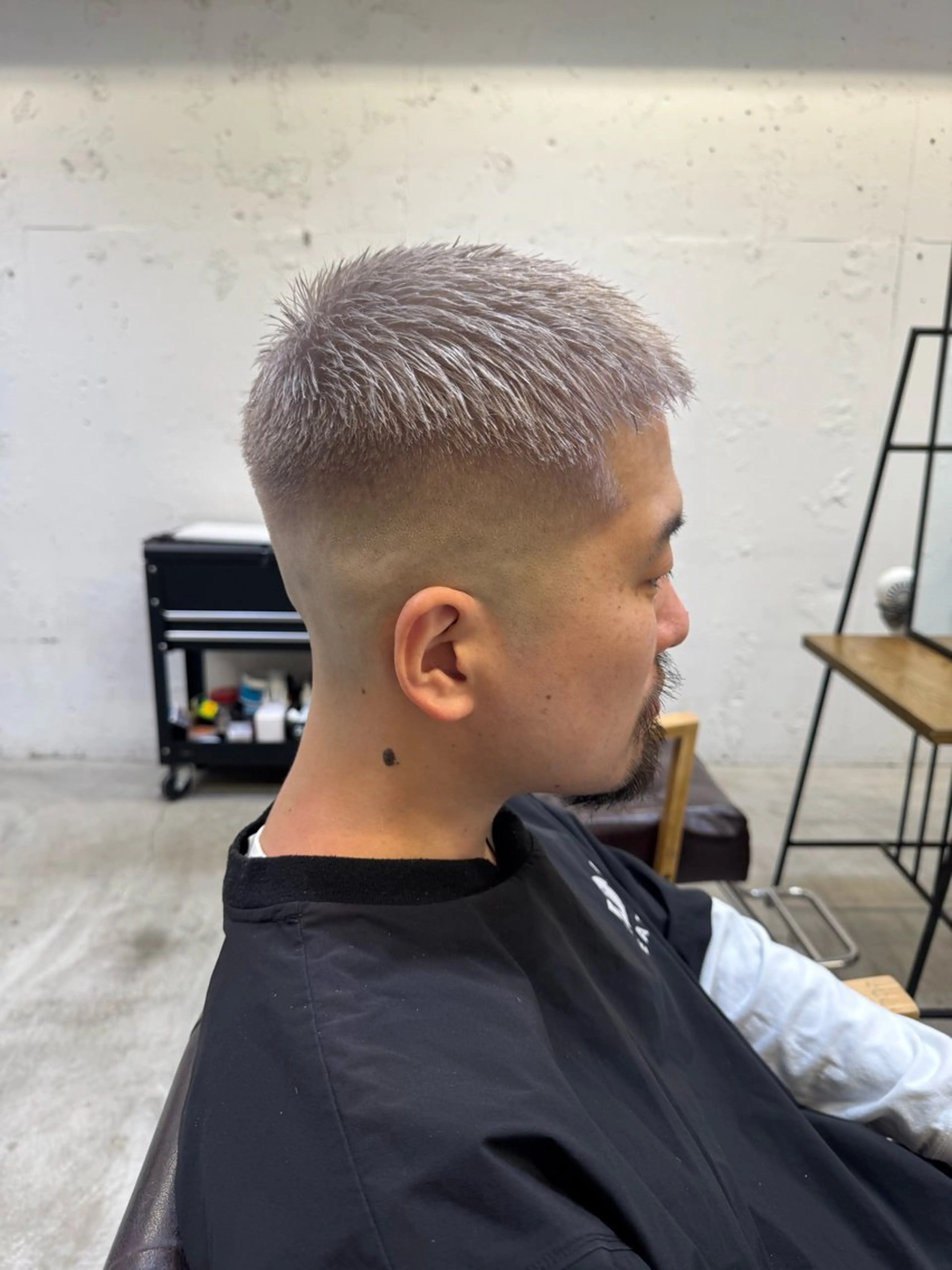 ショート カラー メンズ メンズブリーチ フェードカット スキンフェード ベージュカラー ブリーチ カット ヘアカラー トリートメント 💈メンズ特化💈 TASUKUのヘアスタイル