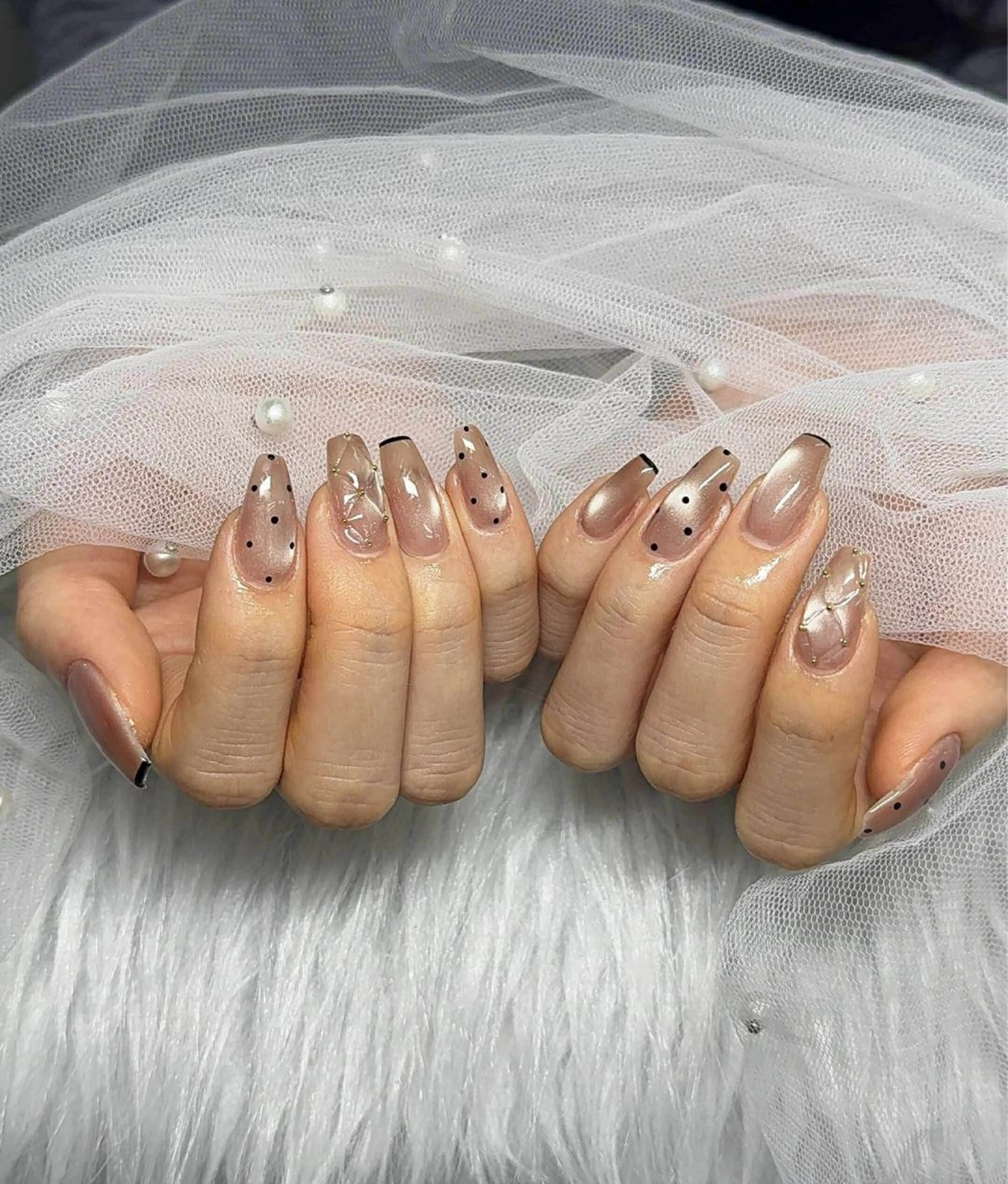 ネイル ボルドー チークネイル フレンチネイル グラデーション キラキラネイル ハンドネイル Hin  Nail所属・Hin Nail Salonのネイルデザイン