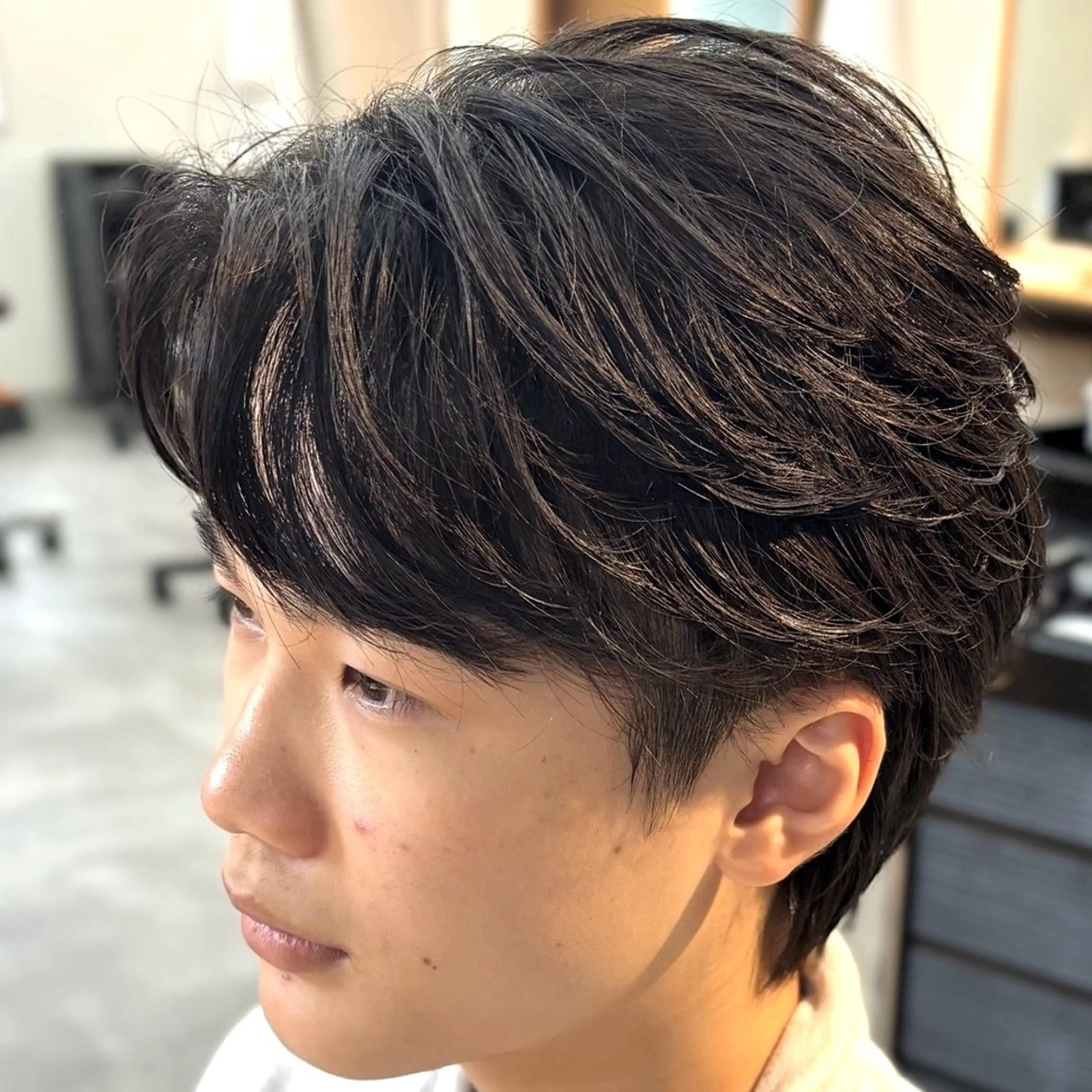 パーマ メンズ センターパート フェザーパーマ メンズ韓国風 メンズパーマ 刈り上げ カット パーマ 男の理想を叶える🔥 メンズパーマ特化｜関のヘアスタイル