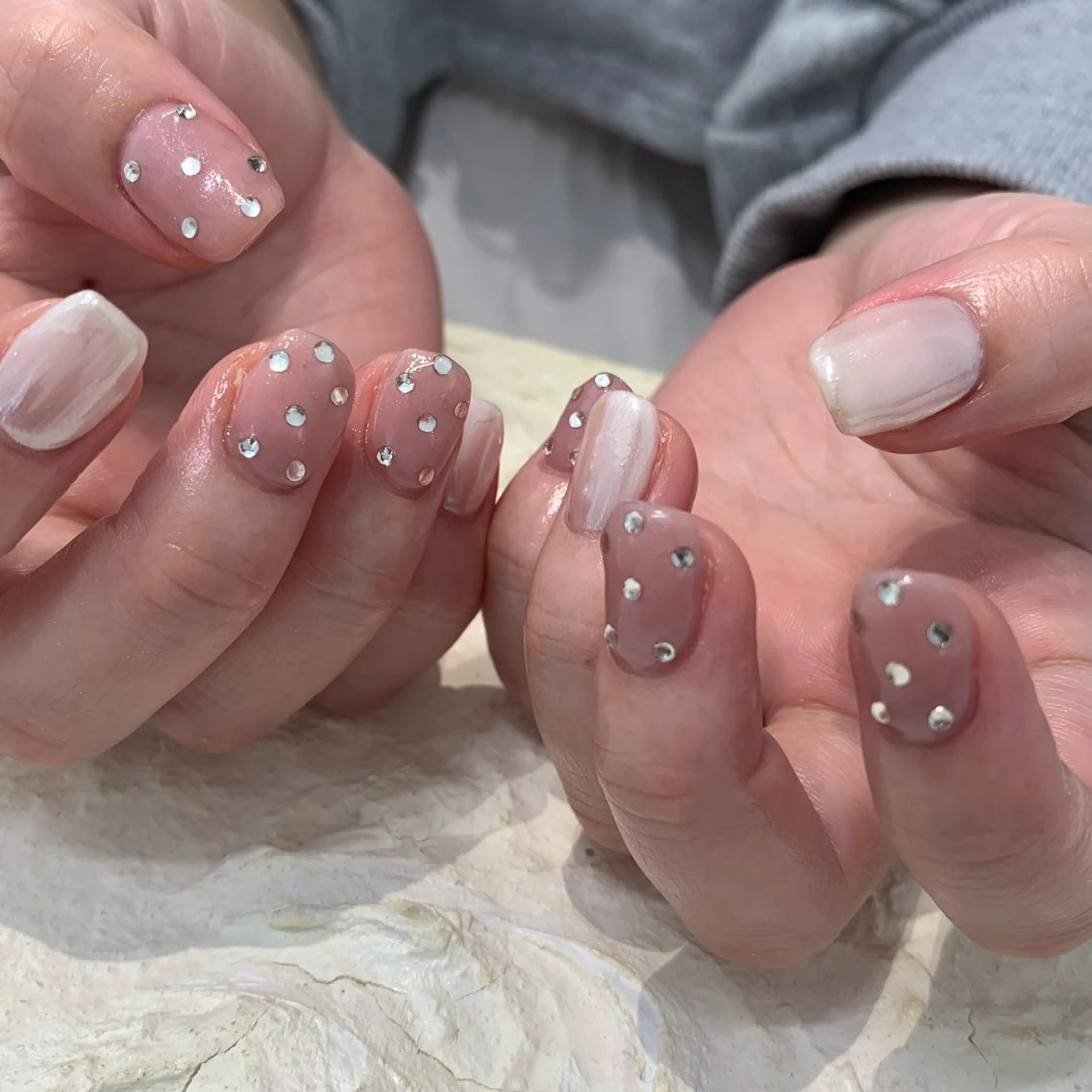 ネイル ストーンネイル マキノ ユイのネイルデザイン