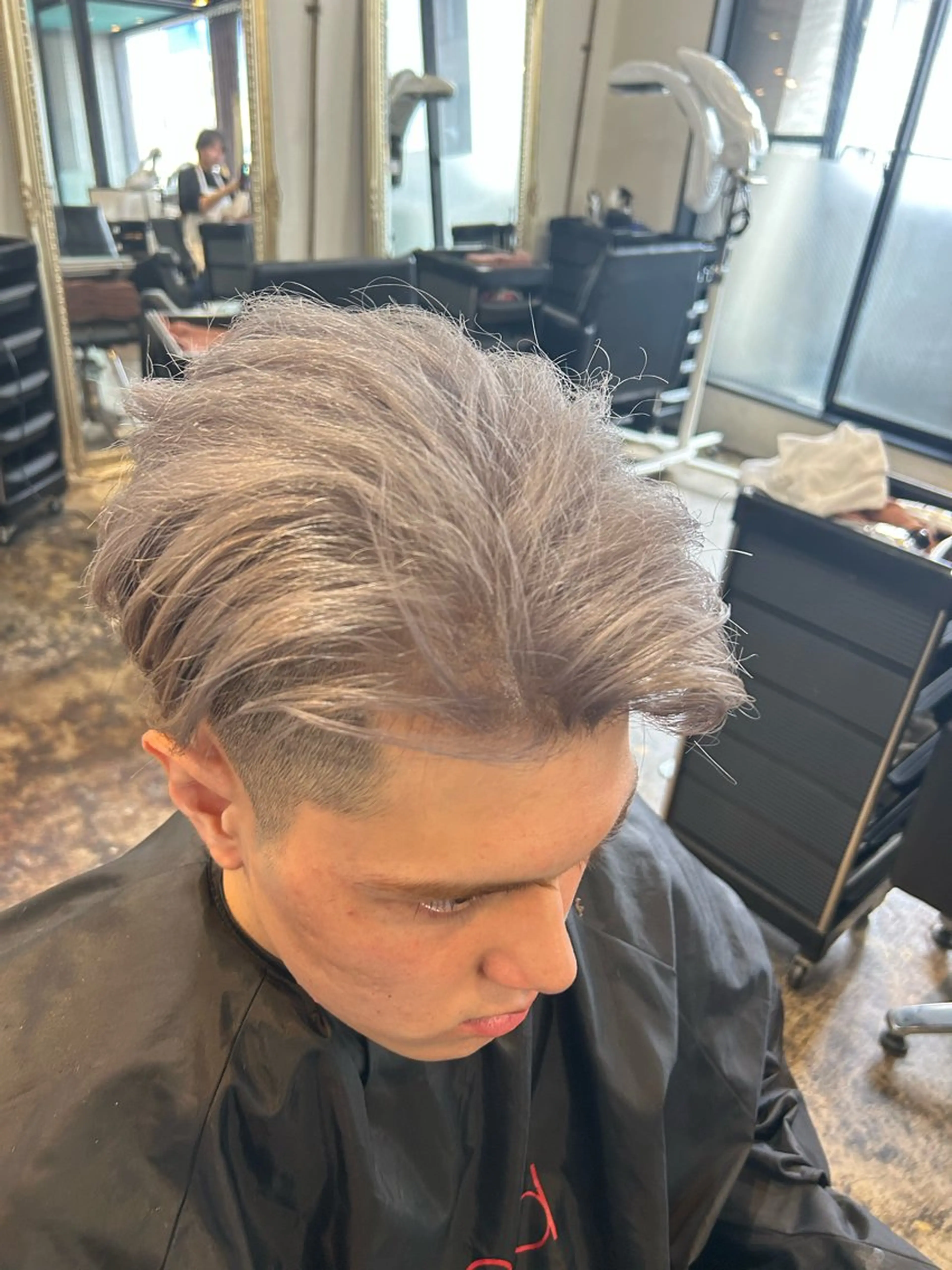ショート メンズ メンズブリーチ メンズハイトーン ヘアカラー Julia🖤 縮毛矯正🌬️🩵のヘアスタイル