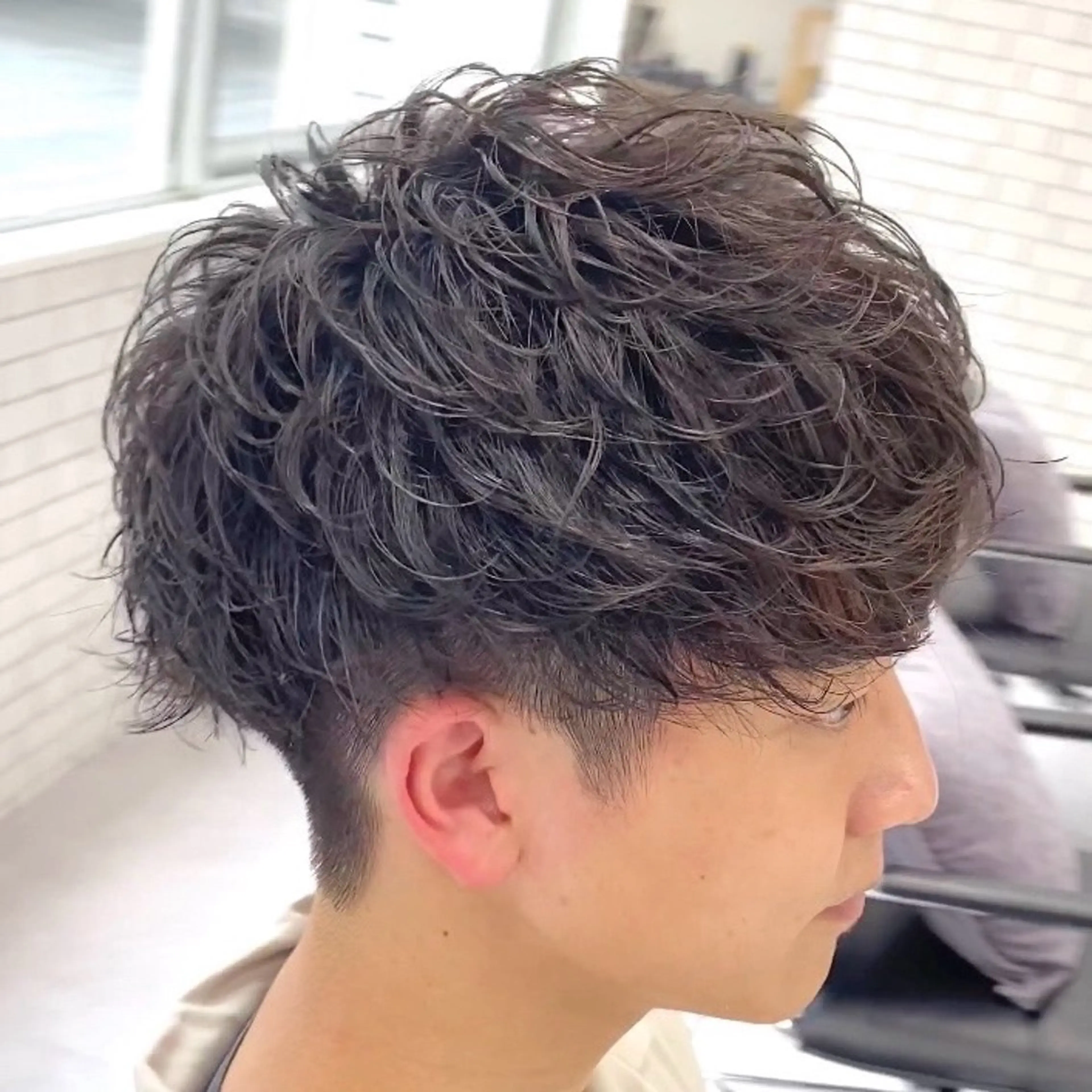 ショート パーマ メンズ センターパート メンズハイライト メンズメッシュ メンズパーマ スパイキーショート 中崎町メンズパーマ/ シャドウ/山下拓実のヘアスタイル