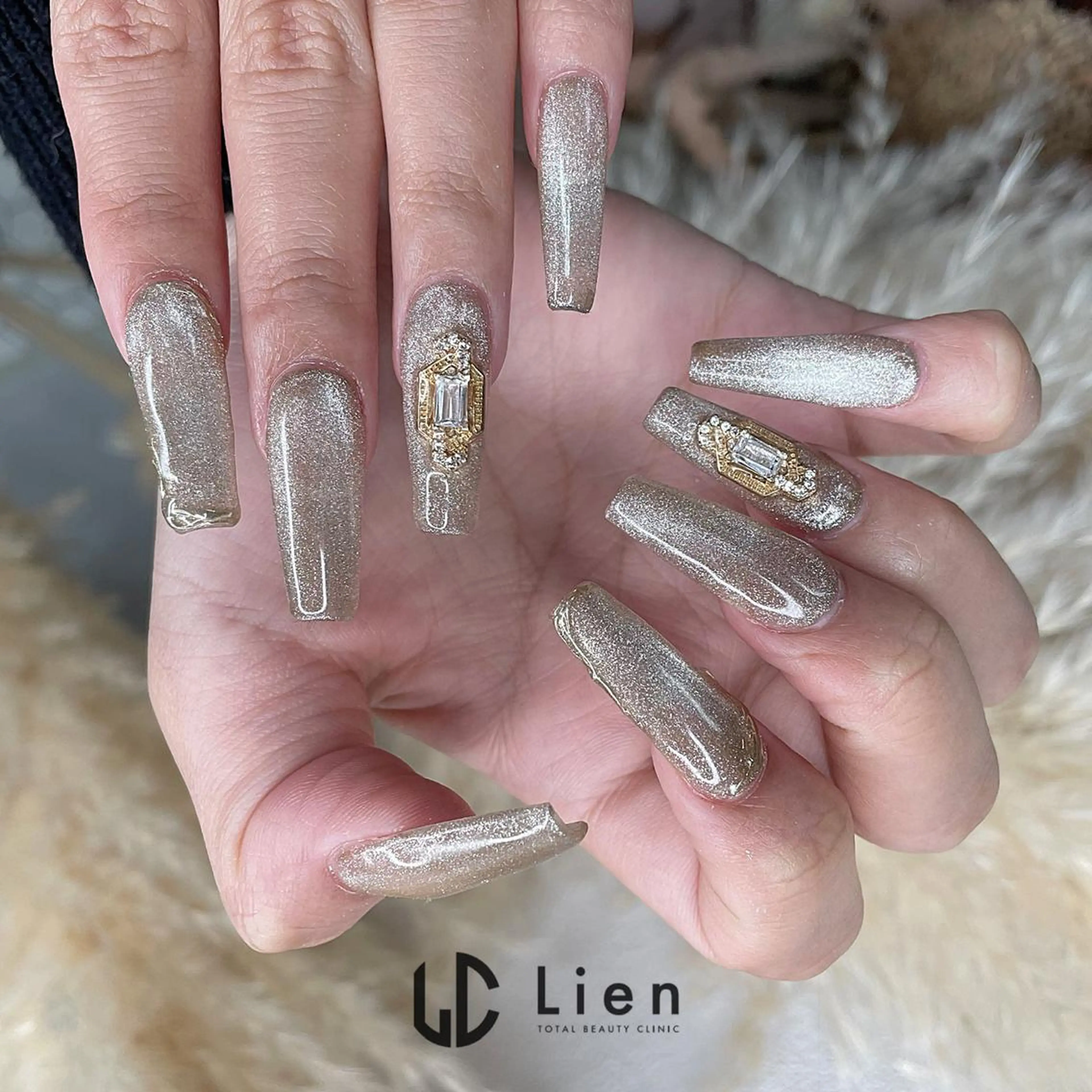 ネイル キラキラネイル 韓国ネイル ロングネイル ニュアンスネイル スカルプネイル 山田 真里のネイルデザイン