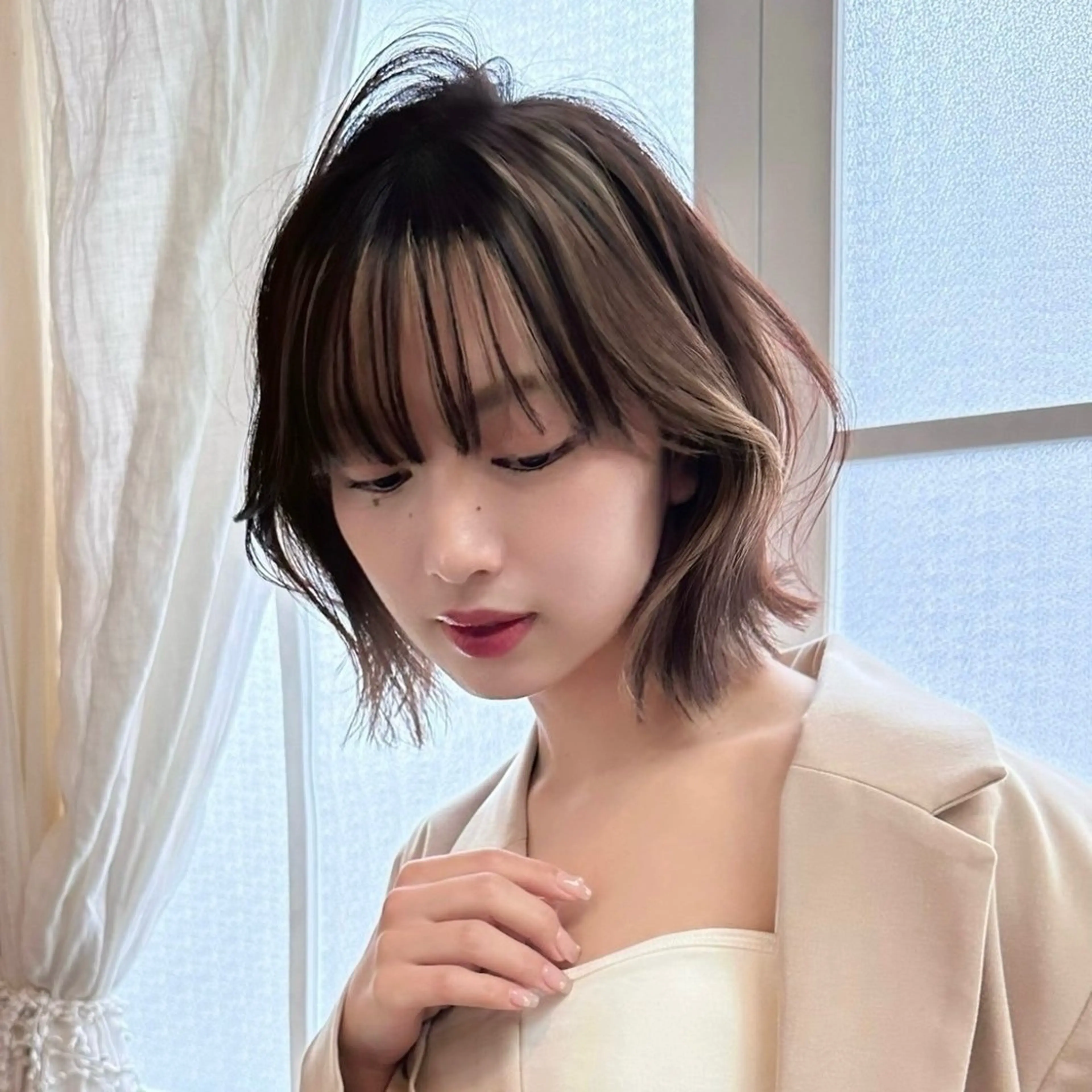 ショート ボブ 外ハネヘア 塩入ひろの、韓国ヘア 梅田/束感まつ毛のヘアスタイル