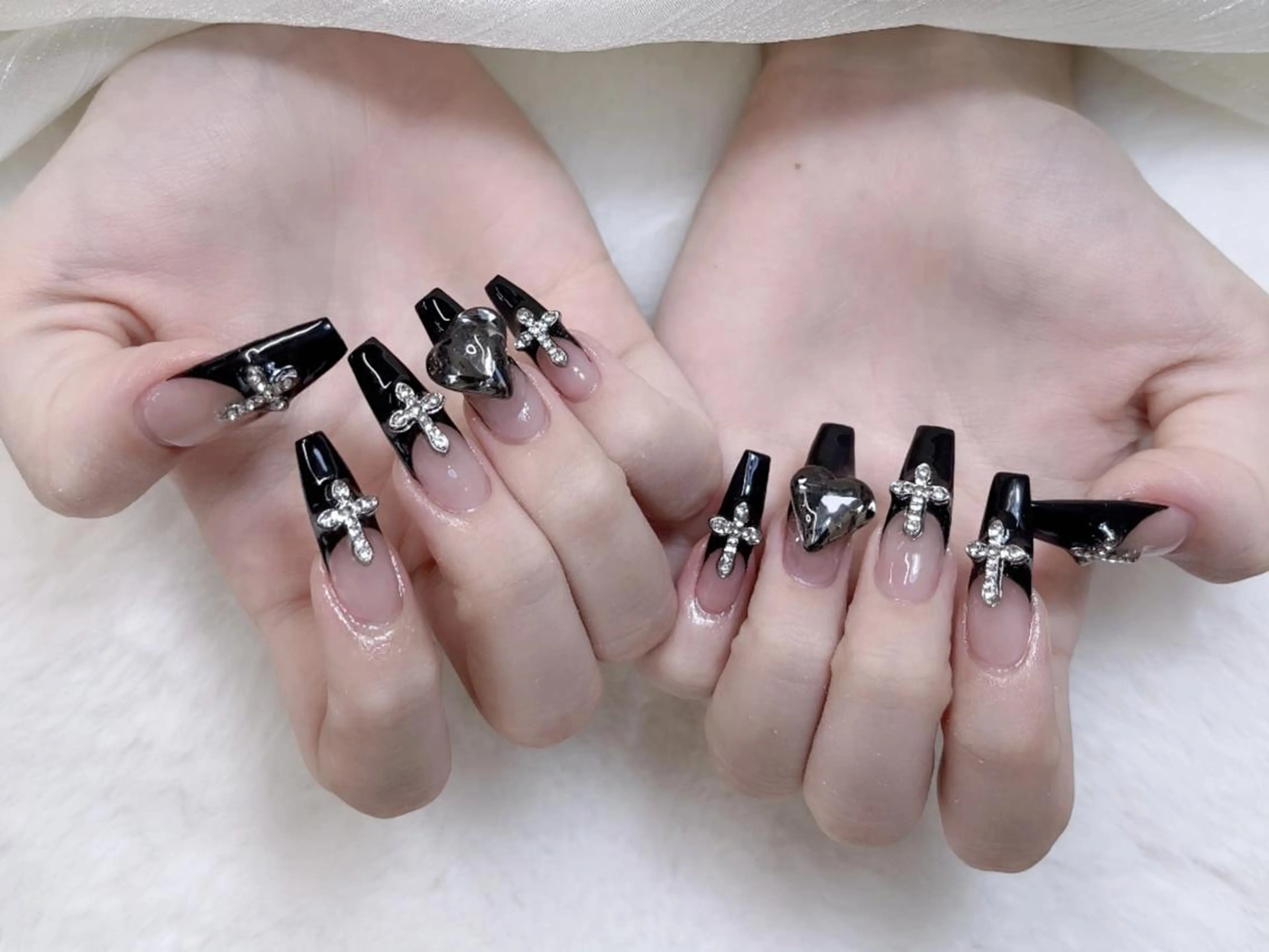 ネイル チークネイル フレンチネイル キラキラネイル 韓国ネイル ワンホンネイル ハンドネイル Speraネイル 大宮店🎀のネイルデザイン