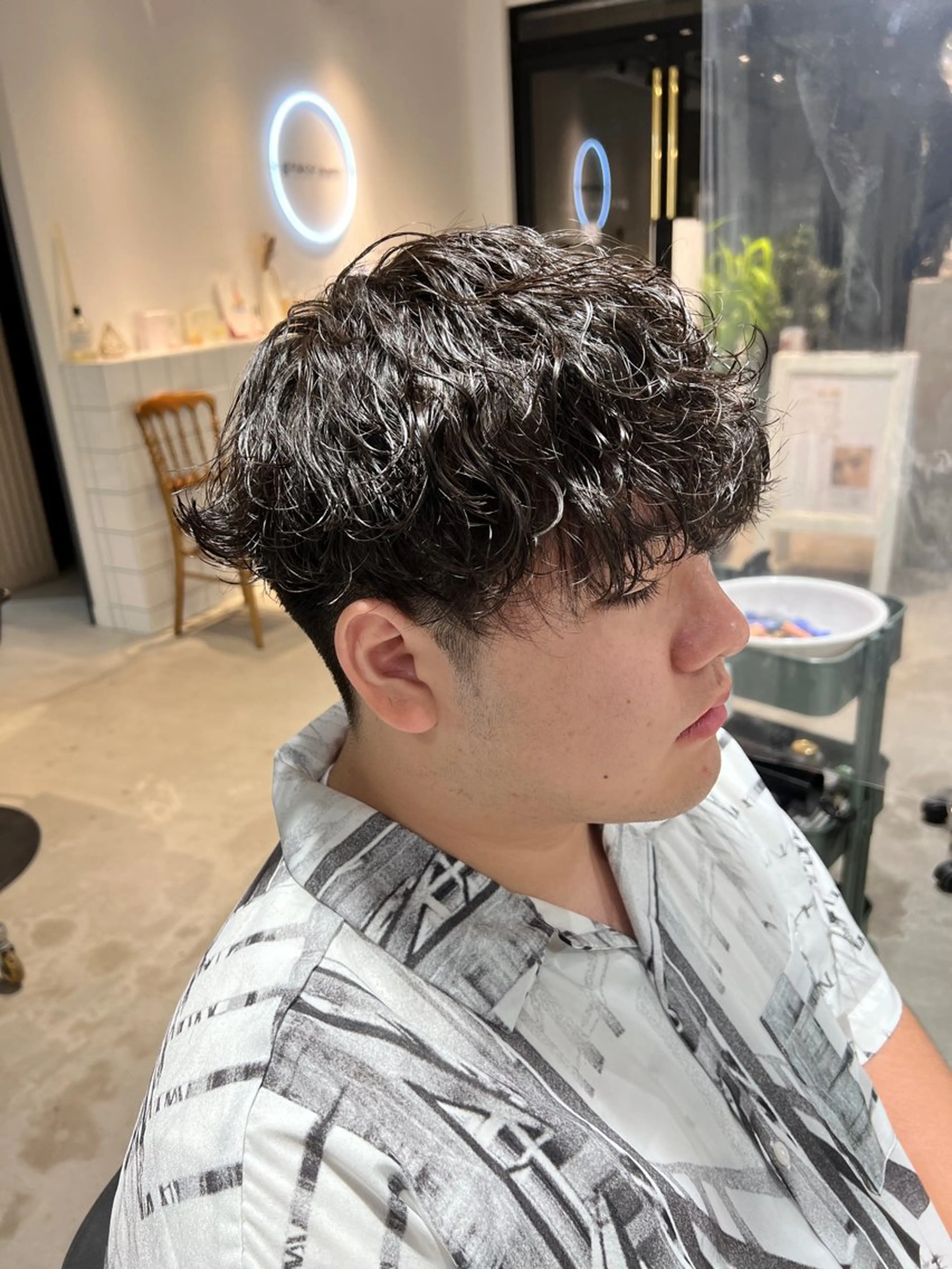 ミディアム パーマ メンズ ミディアムパーマ メンズパーマ 波巻きパーマ カット パーマ メンズカットパーマ ✂️ JOYAのヘアスタイル