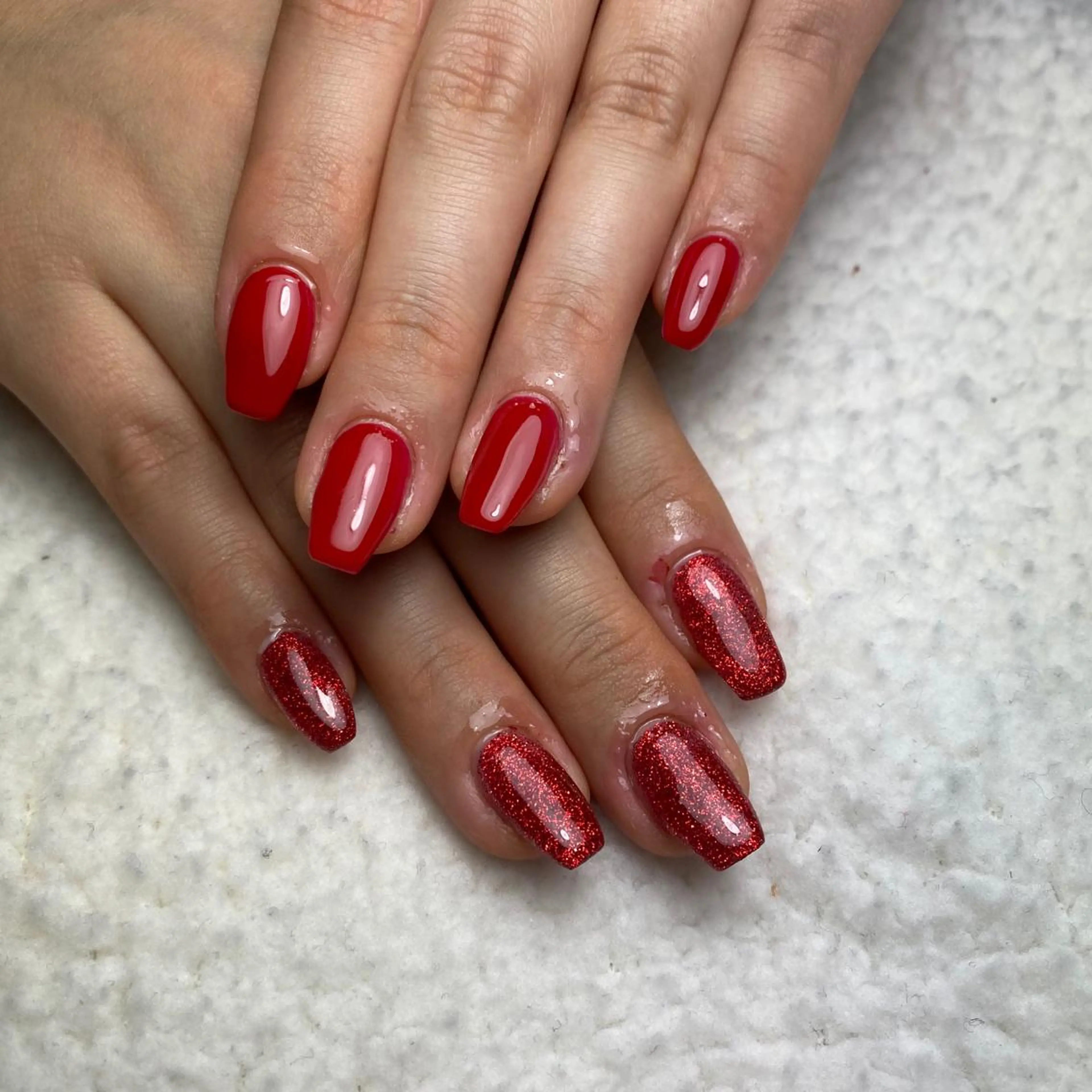 ネイル ワンカラーネイル 赤色 シンプルネイル 冬ネイル ハンドネイル COCO+所属・COCO +のエステ・リラクイメージ