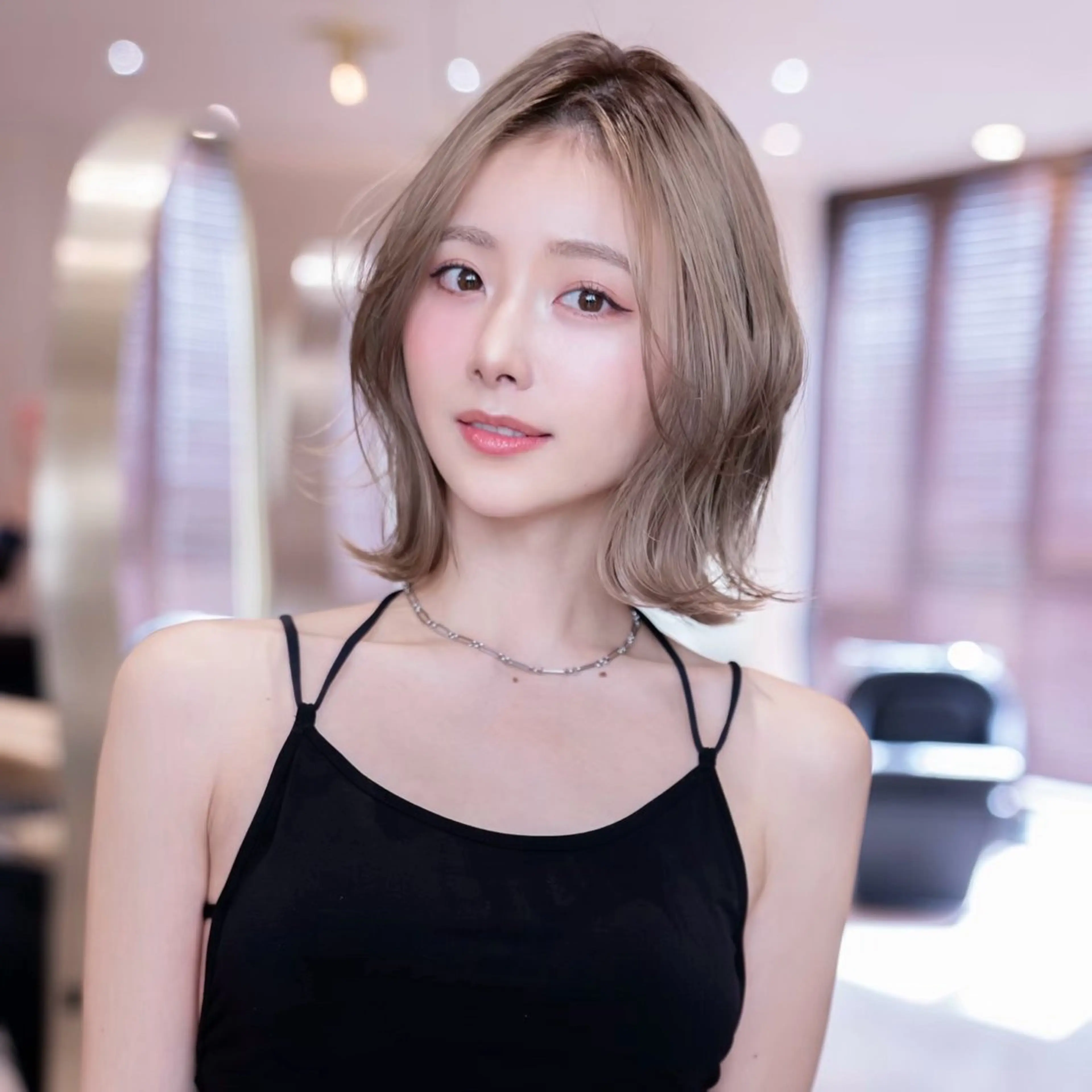 ミディアム カラー ミディアムレイヤー ブリーチ 顔周りカット レイヤーカット ヘアカラー ブリーチカラー/渋谷 /髪質改善/shinのヘアスタイル