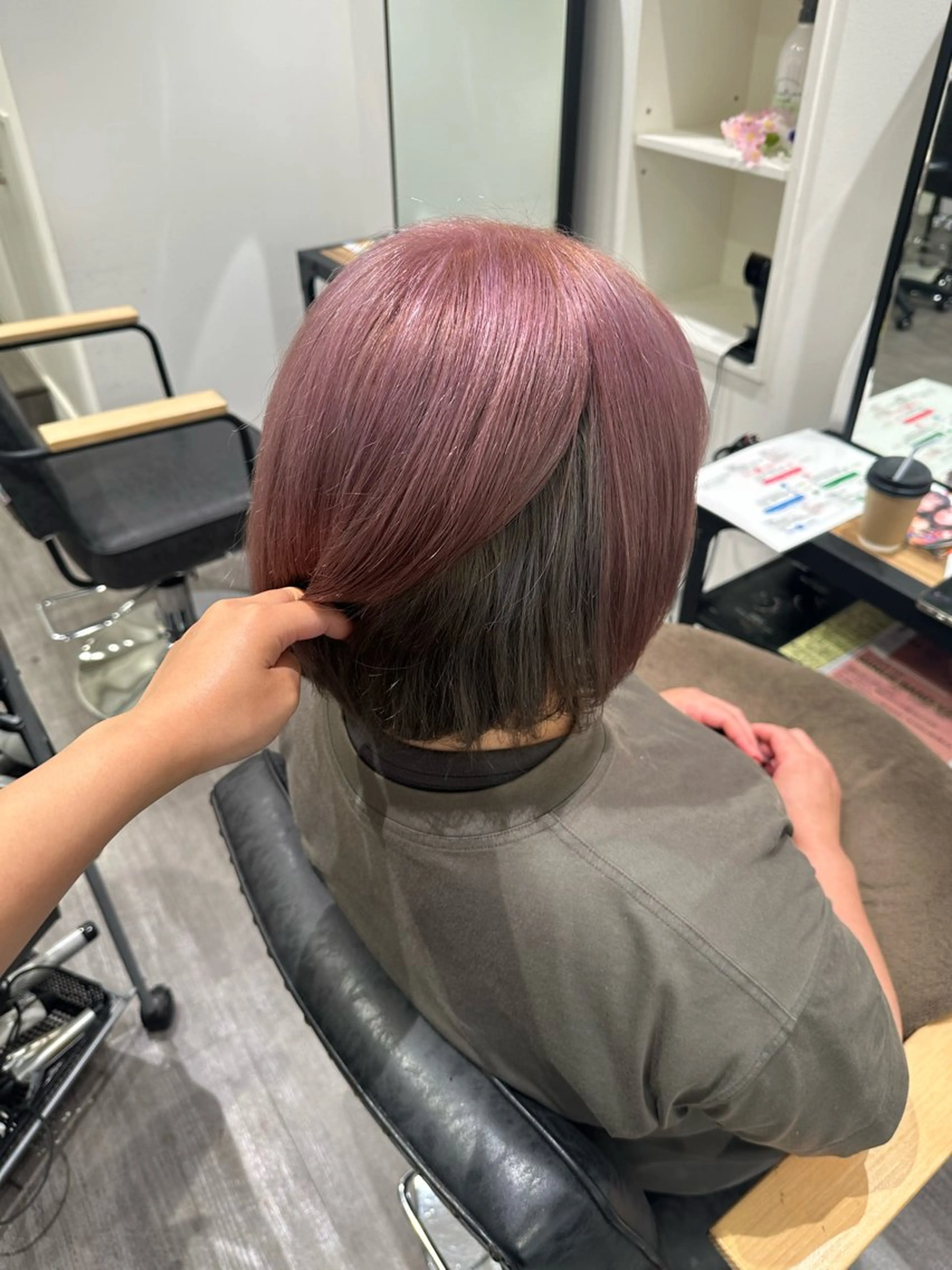 ショート カラー ピンクカラー シルバー 艶髪レイヤー上田 紗也🇰🇷💗のヘアスタイル