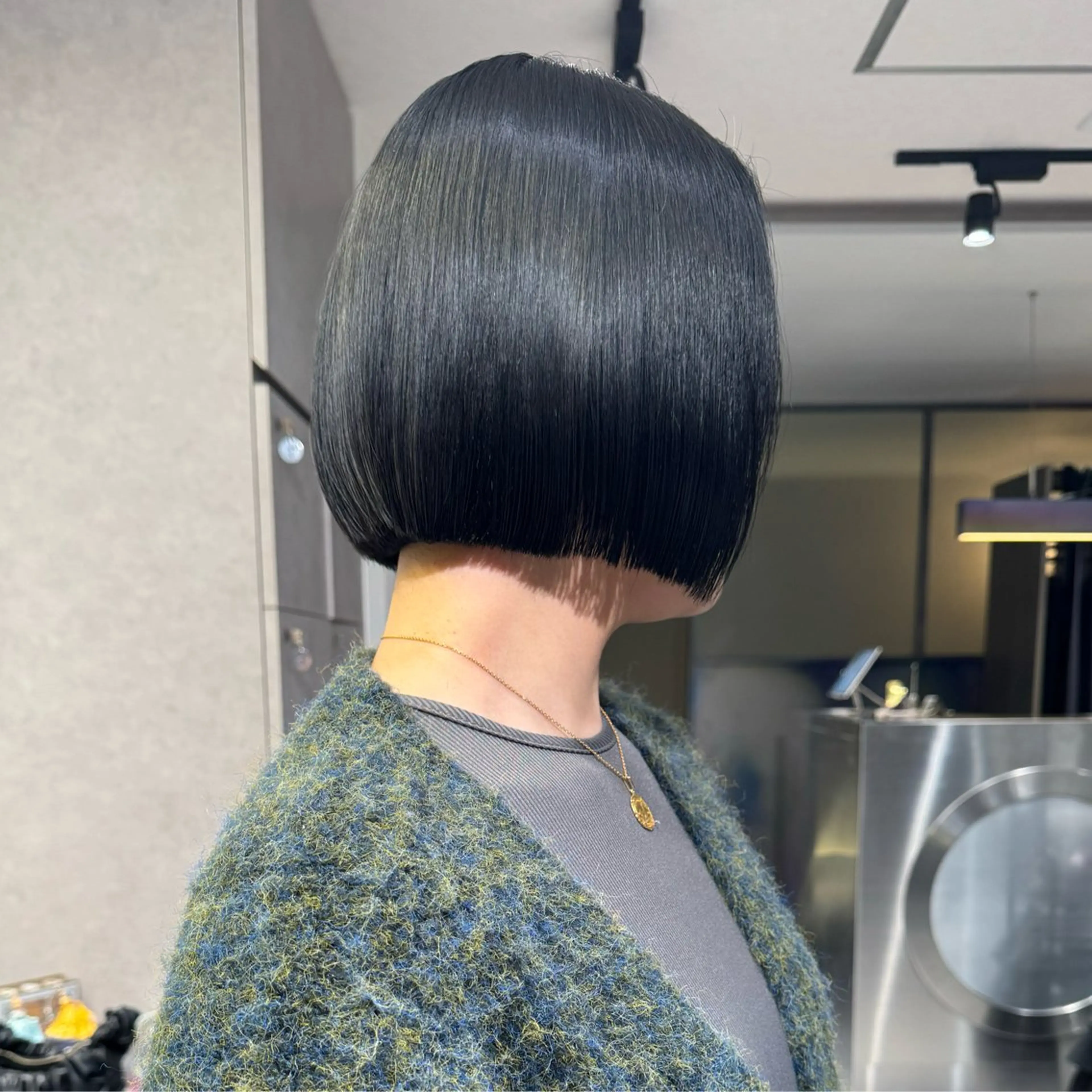 ミディアム カラー 切りっぱなしボブ 黒髪 ボブ 髪質改善/ブリーチ/ ボブ特化/よしきのヘアスタイル