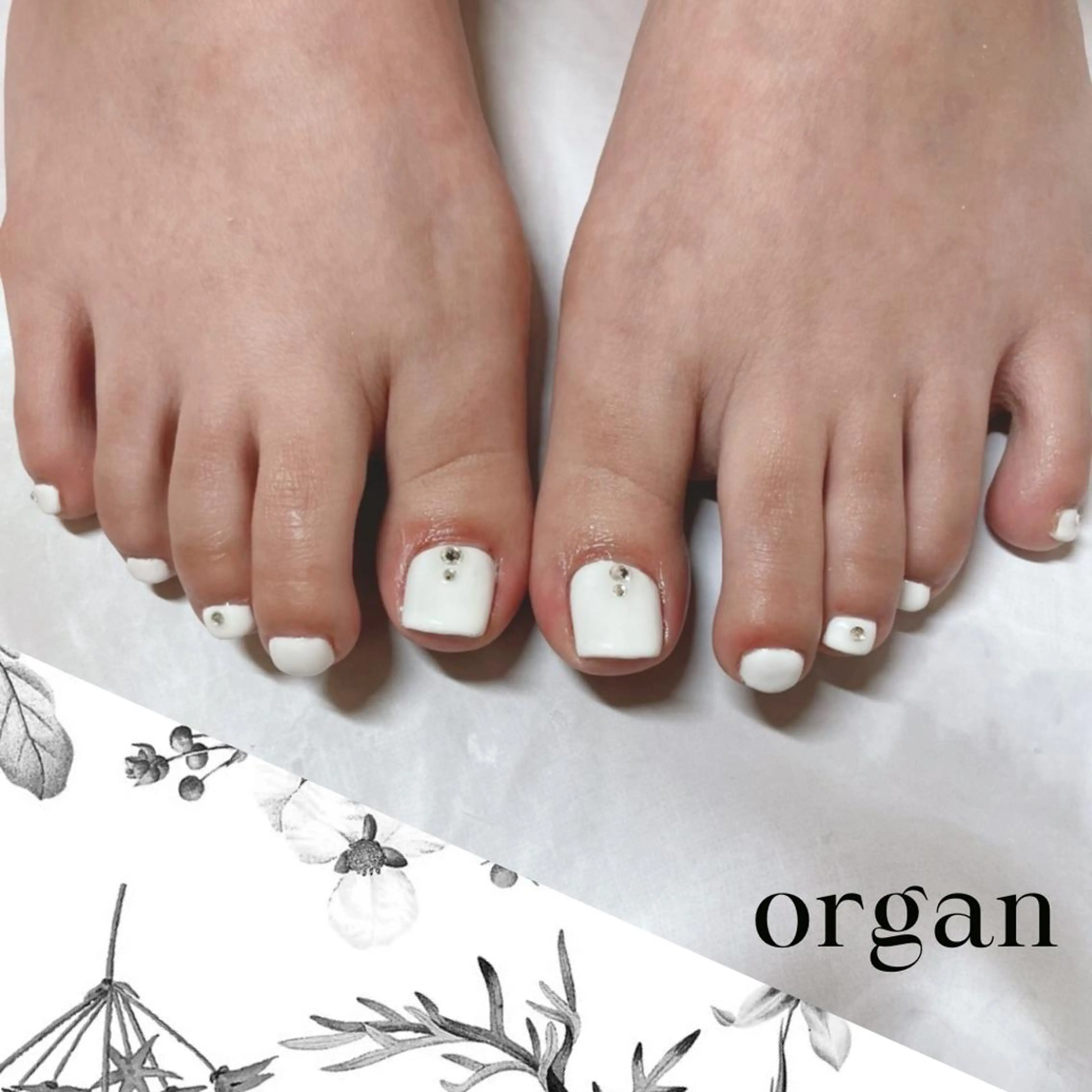ネイル フットネイル ホワイト 【ＯＲＧＡＮ】 nailのネイルデザイン