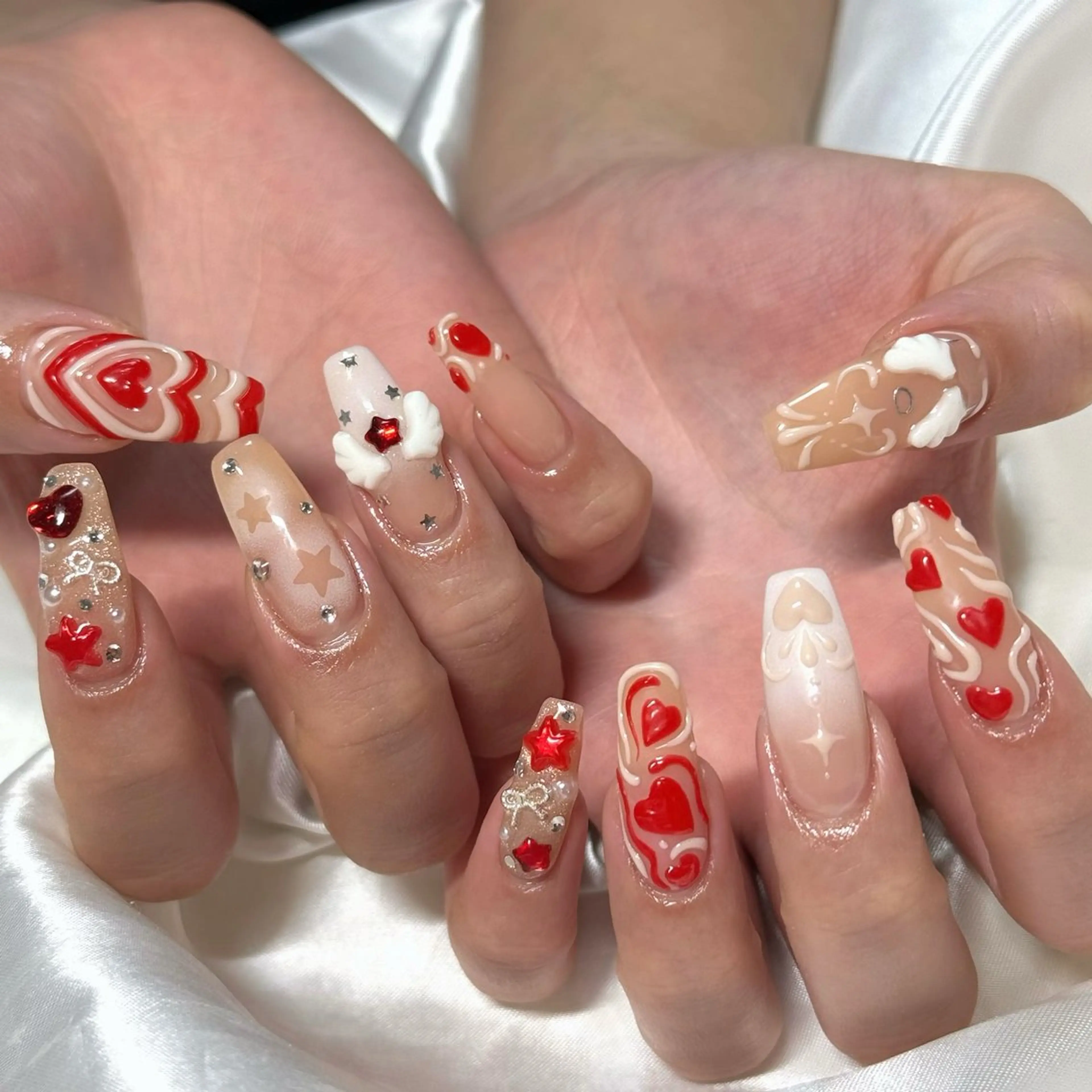 ネイル ハート ロングネイル ぷっくりネイル 赤色 ハンドネイル OKIKA所属・【OKIKA】 らん🦖🌈🧡のマツエク・マツパデザイン