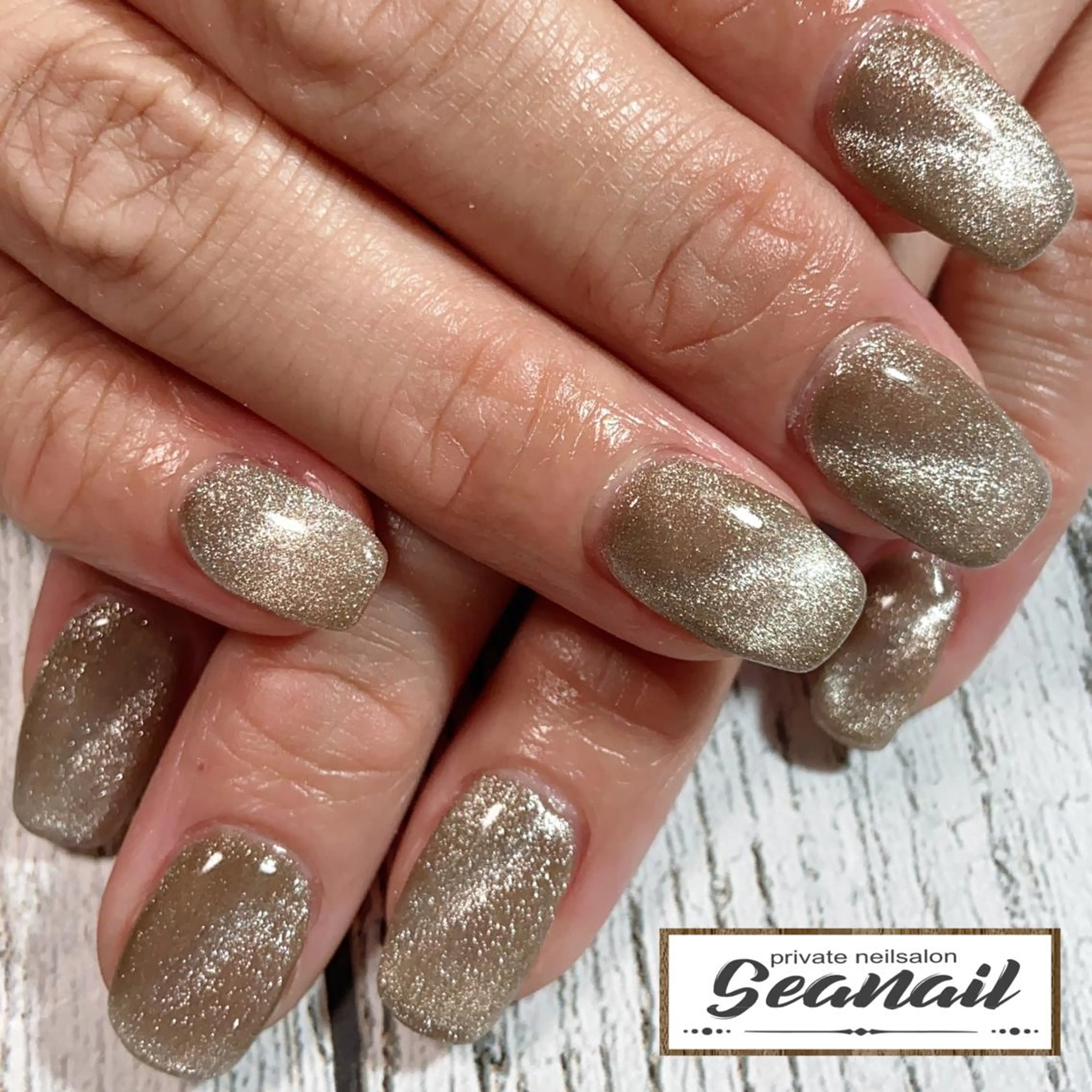 ネイル アートネイル フットネイル ジェルネイル ゴールド キラキラネイル 小尾 栞のネイルデザイン