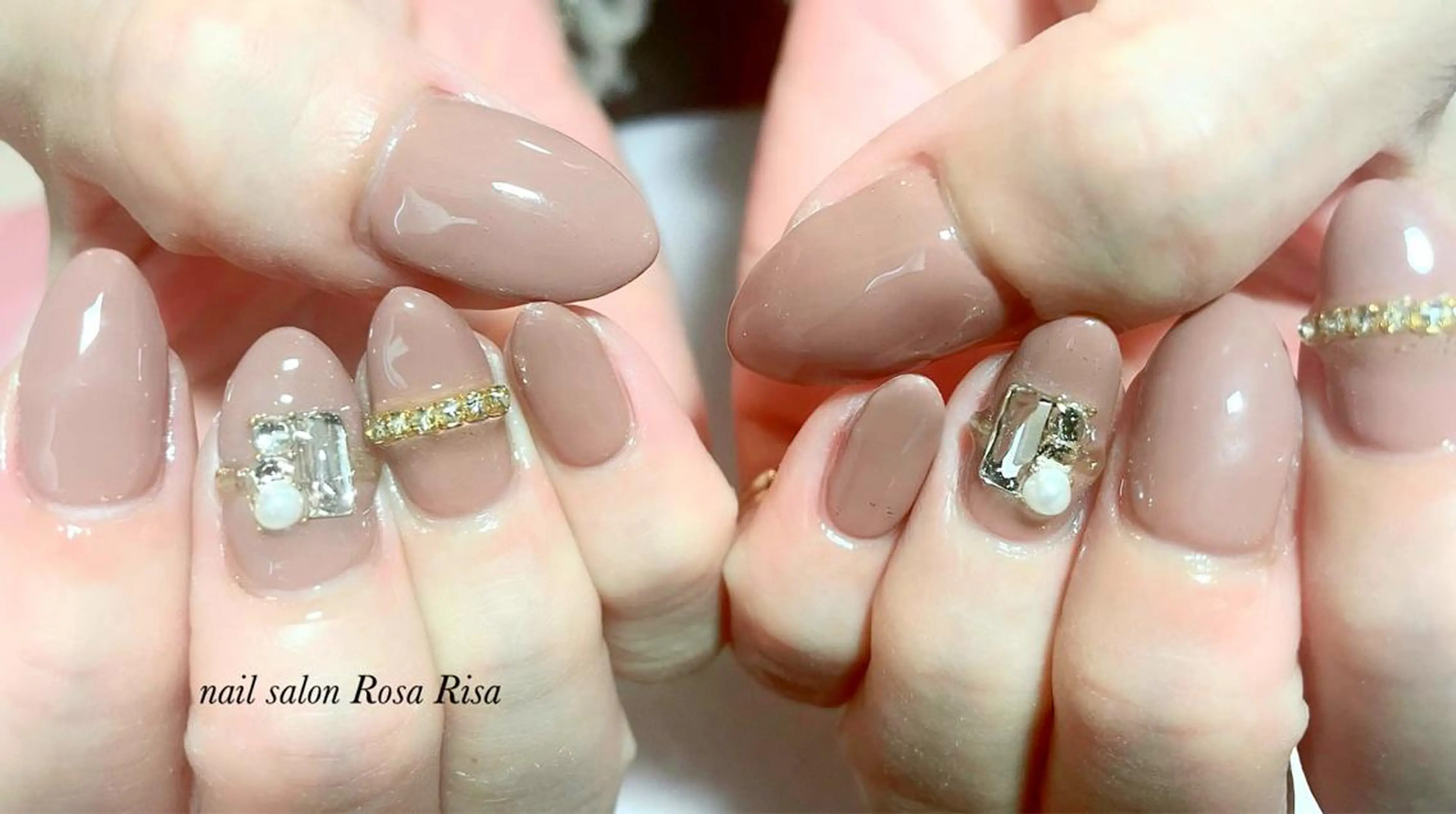 ミディアム アイブロウ ネイルスタジオ シェイクユアハンズのネイルデザイン