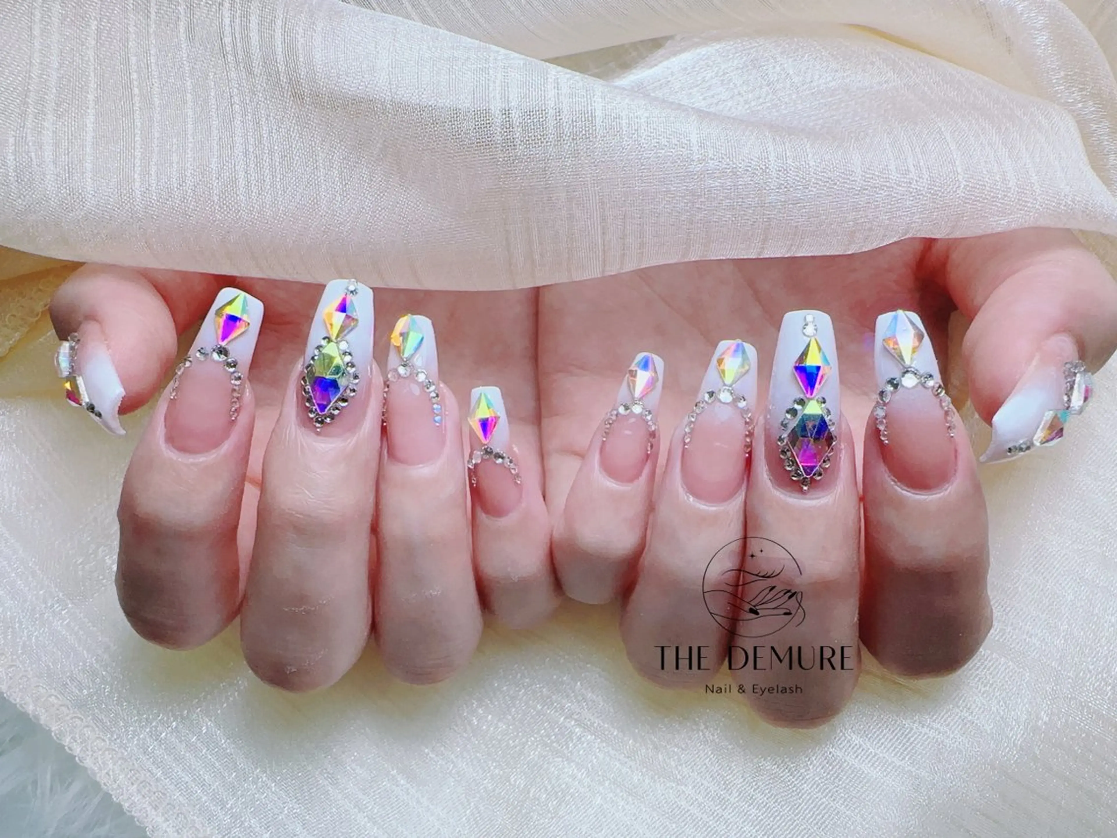 ネイル アートネイル キラキラネイル 韓国ネイル 水色 ロングネイル ハンドネイル ハンドケア NailDemure 【銀座店】のネイルデザイン