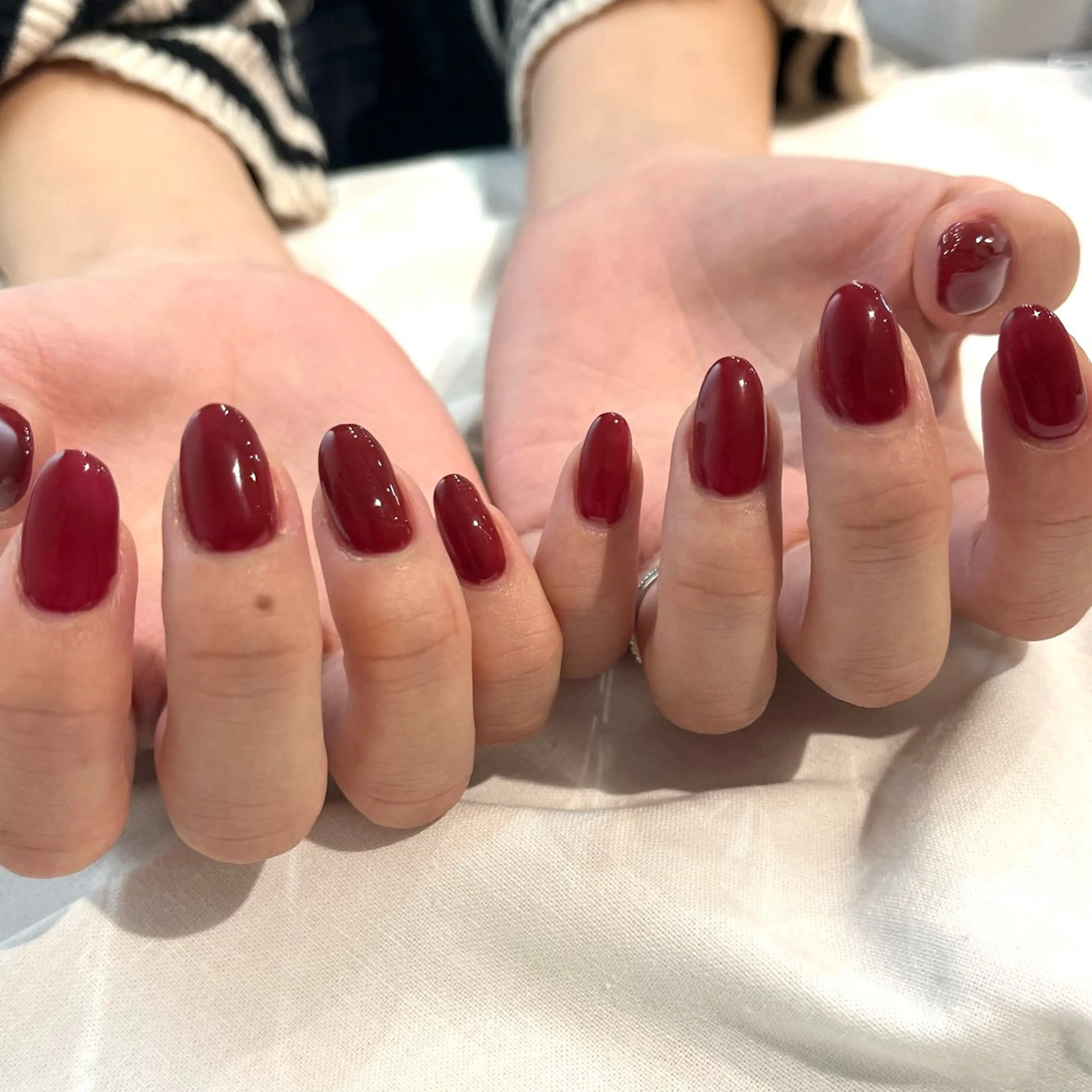 ネイル ワンカラーネイル 赤色 シンプルネイル ハンドネイル nail room Hotori.のネイルデザイン