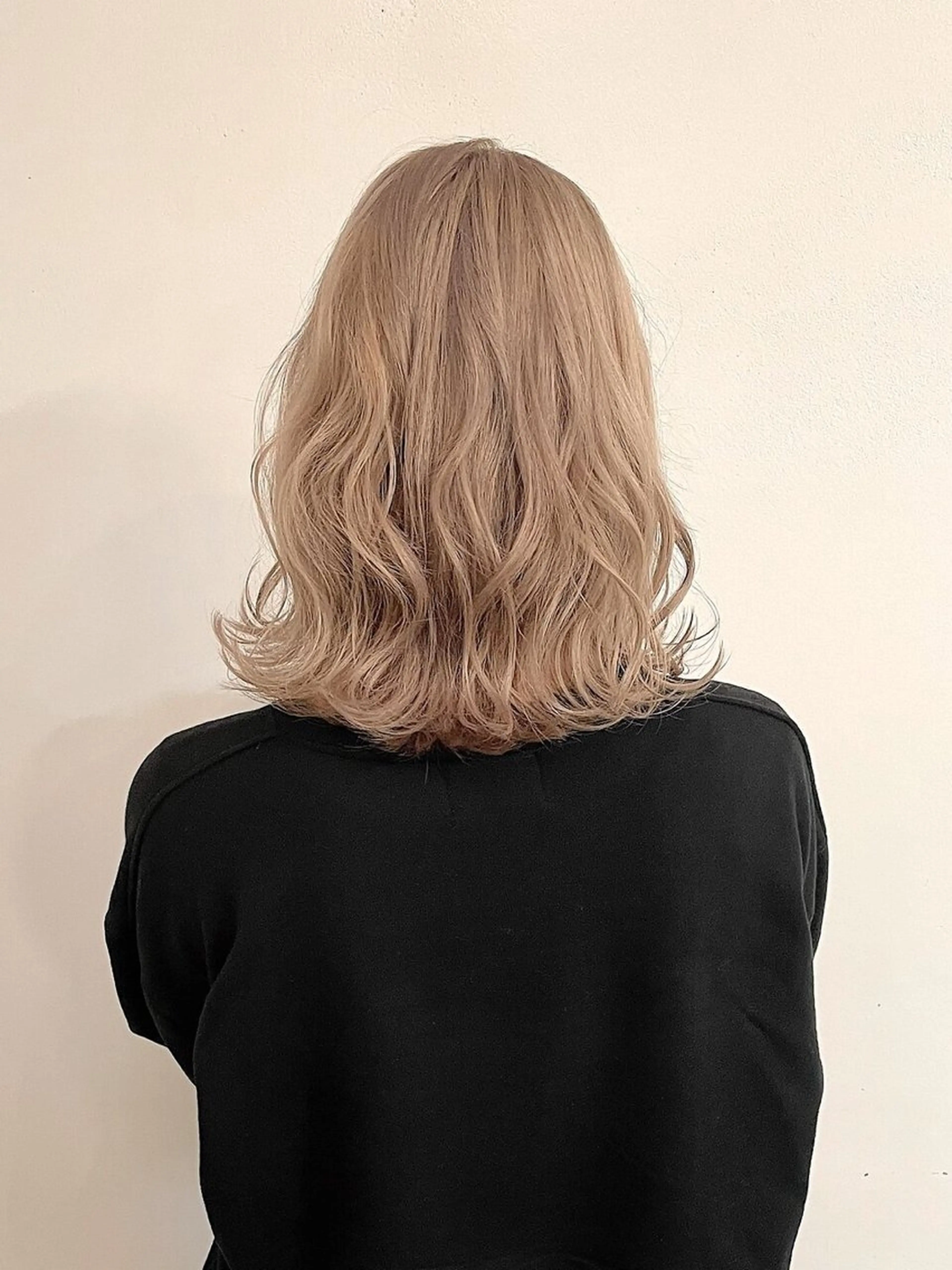 ミディアム カラー ベージュカラー ブリーチ ミルクティーベージュ ホワイトミルクティーベージュ ヘアカラー トリートメント h a k u 大倉 卓人のヘアスタイル