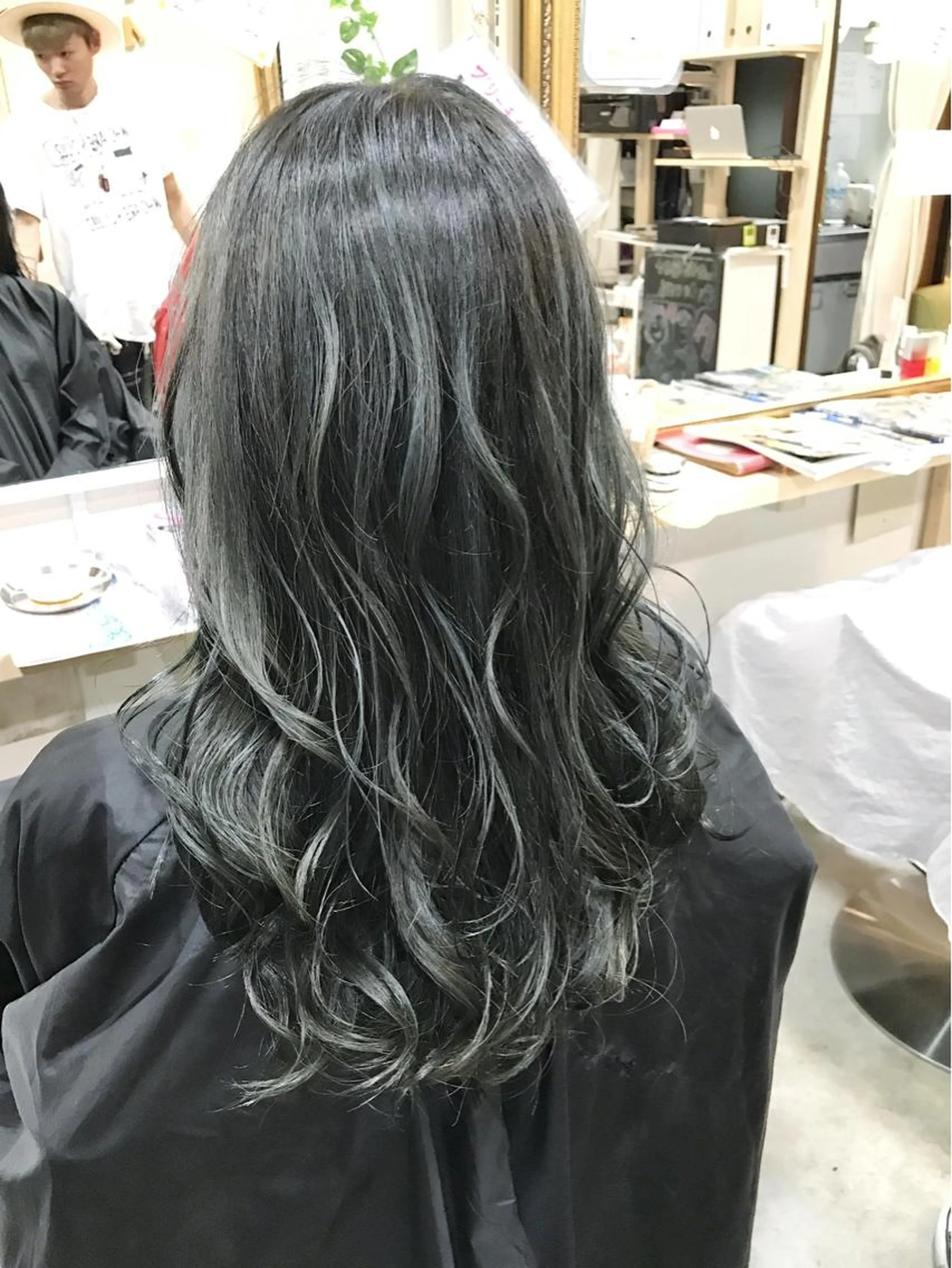 【長さ料金無し】カット＋外国人風カラー＋集中トリートメントの写真