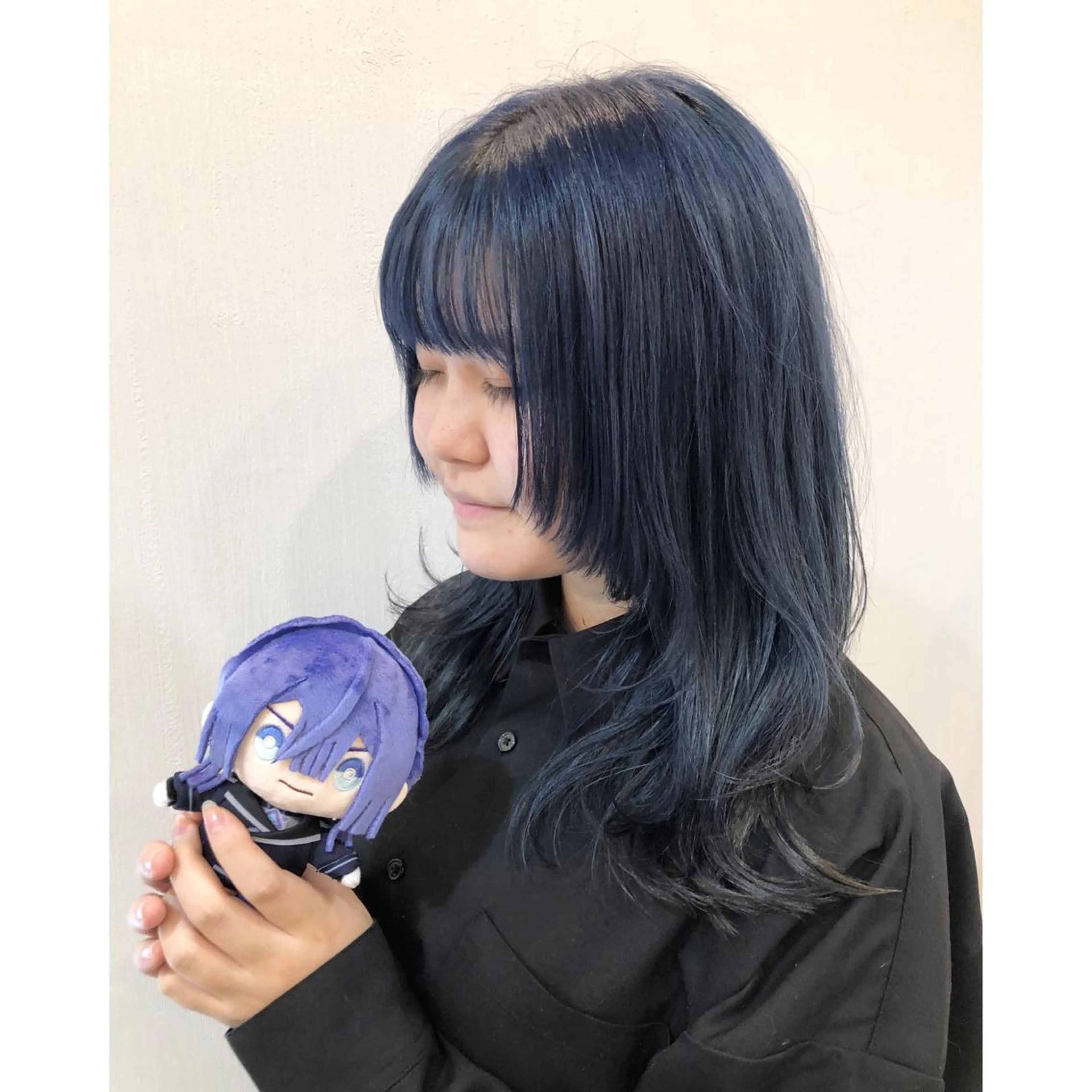 ミディアム カラー ネイビーカラー ウルフカット 推しカラー✨ オタク美容師ユウカのヘアスタイル