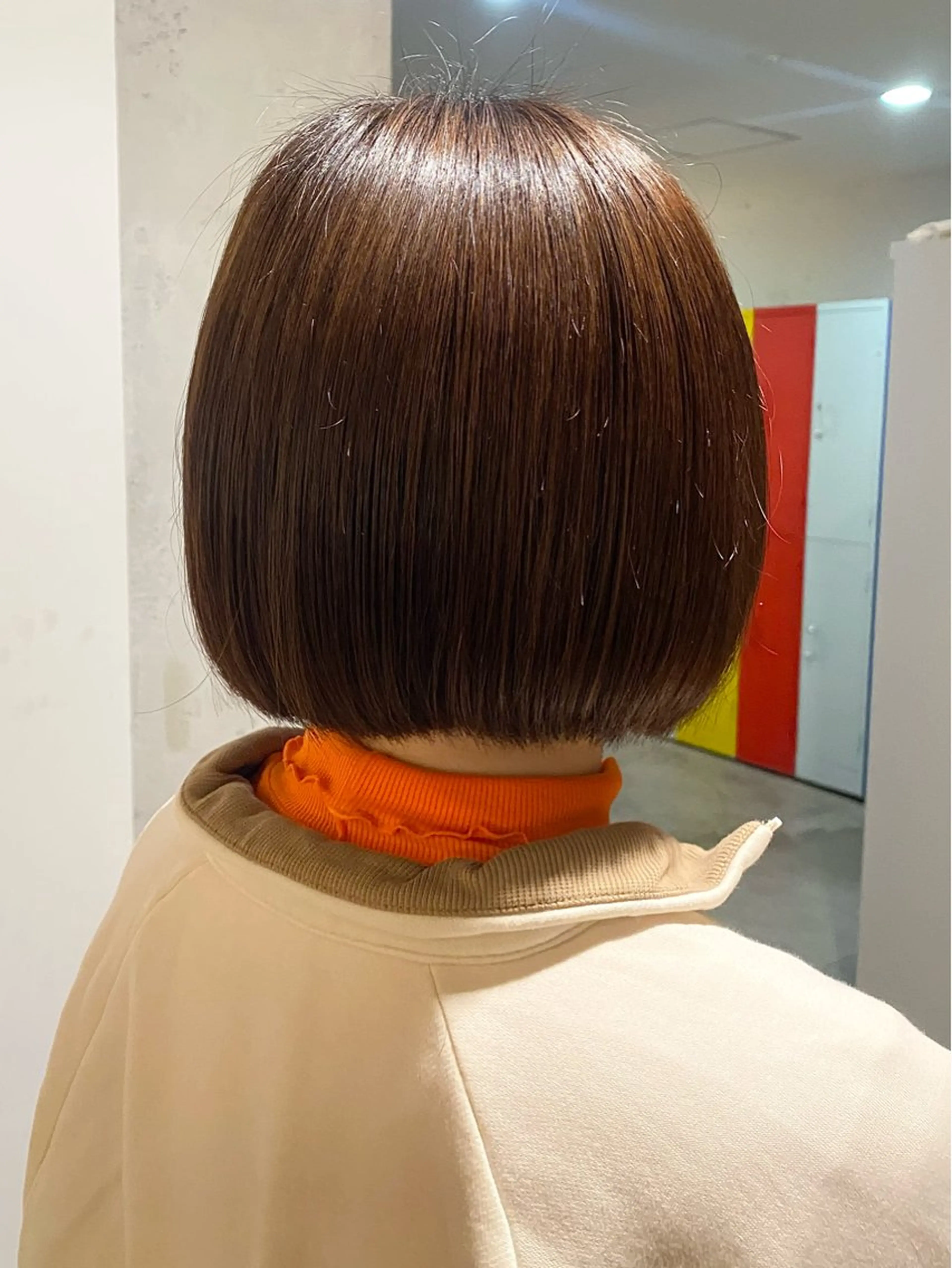 ショート ブリーチカラー/ブロ ンドレイヤーカットのヘアスタイル