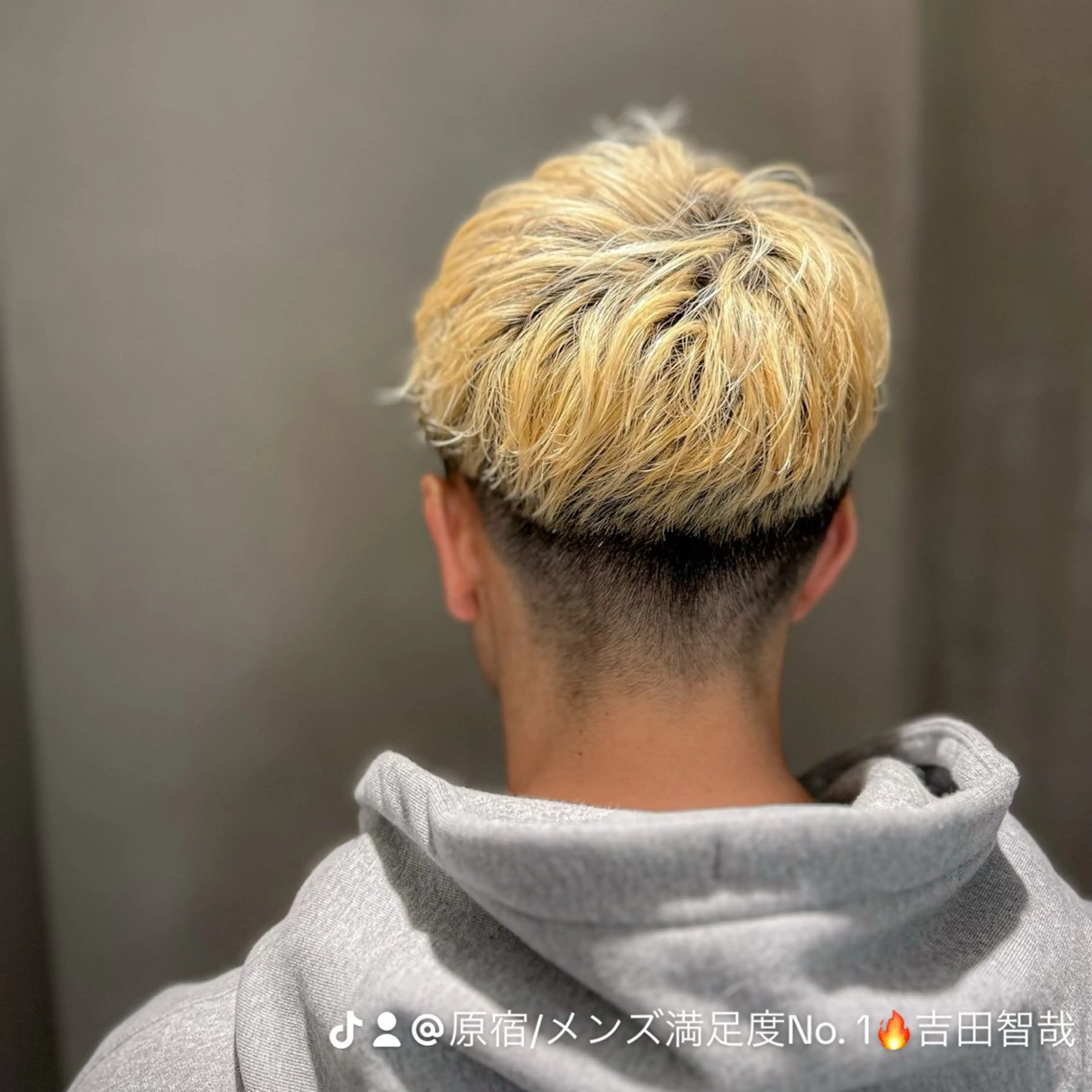 ショート カラー メンズ アップバング ダウンパーマ メンズハイトーン メンズパーマ スパイキーショート 朝楽メンズパーマ 🥇メンズカット吉田のヘアスタイル