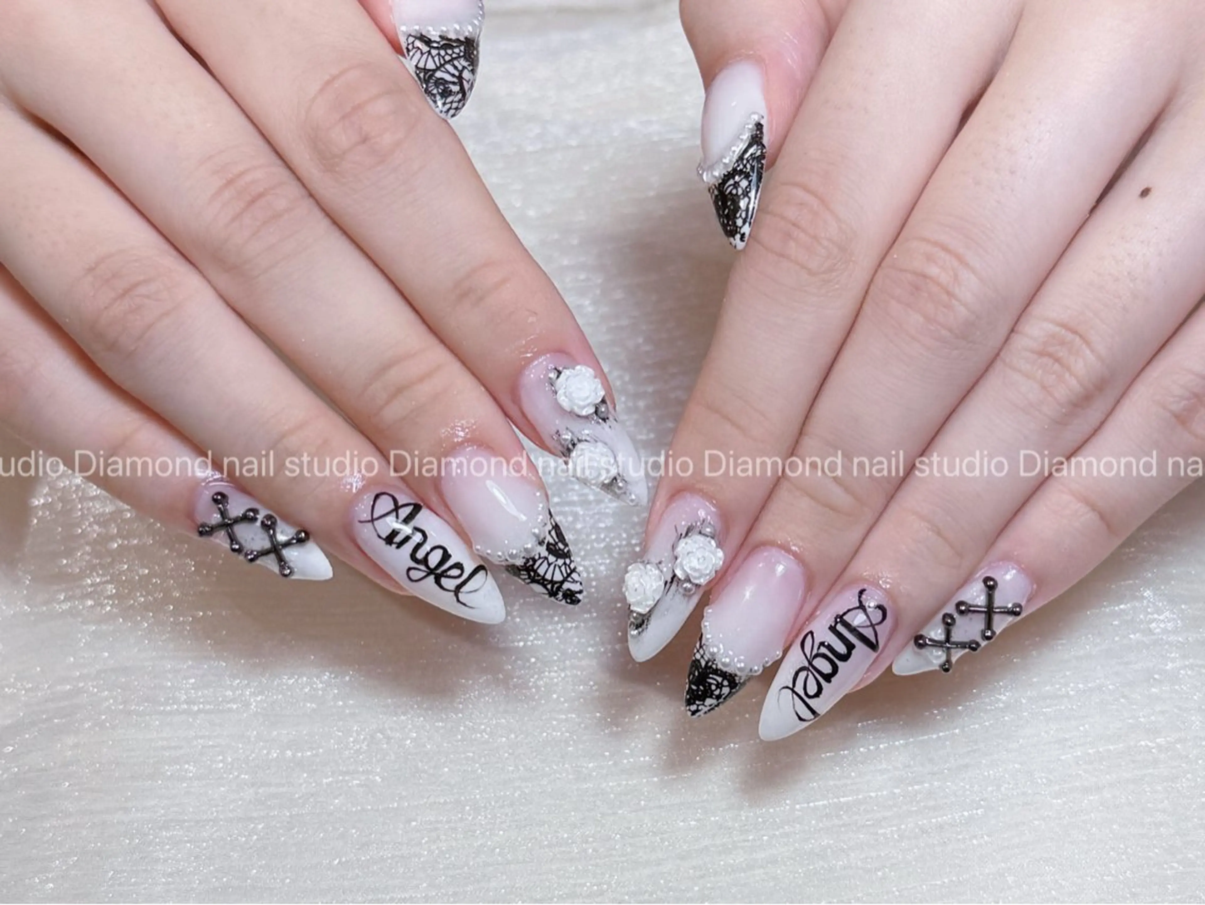 ネイル アートネイル オーロラネイル フラッシュネイル ガーリー キラキラネイル ハンドネイル Una NAILMANAMIのネイルデザイン