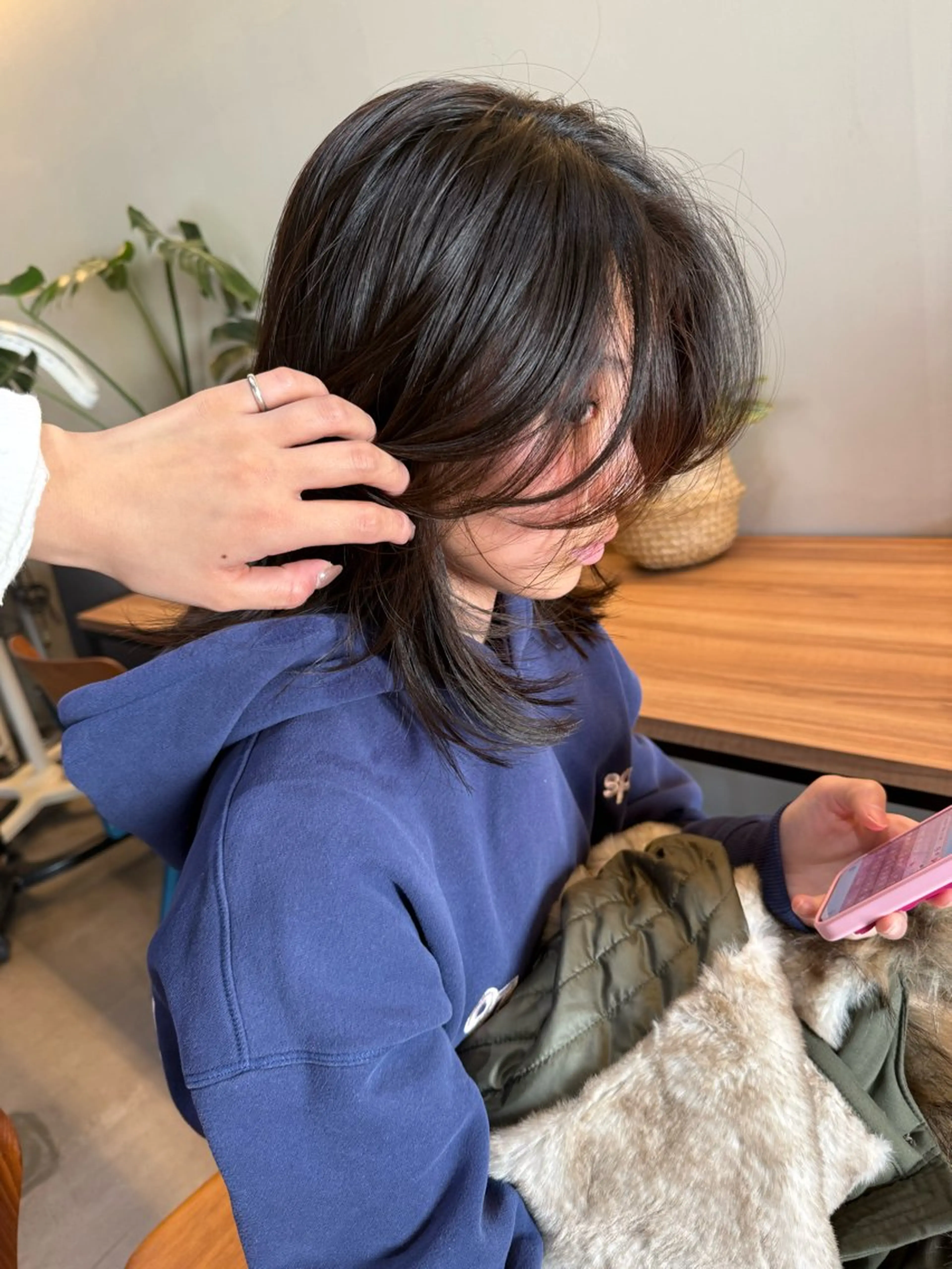 ミディアム かきあげバング カット ヘアカラー レイヤーカット\ウル フ　chinatsuのヘアスタイル