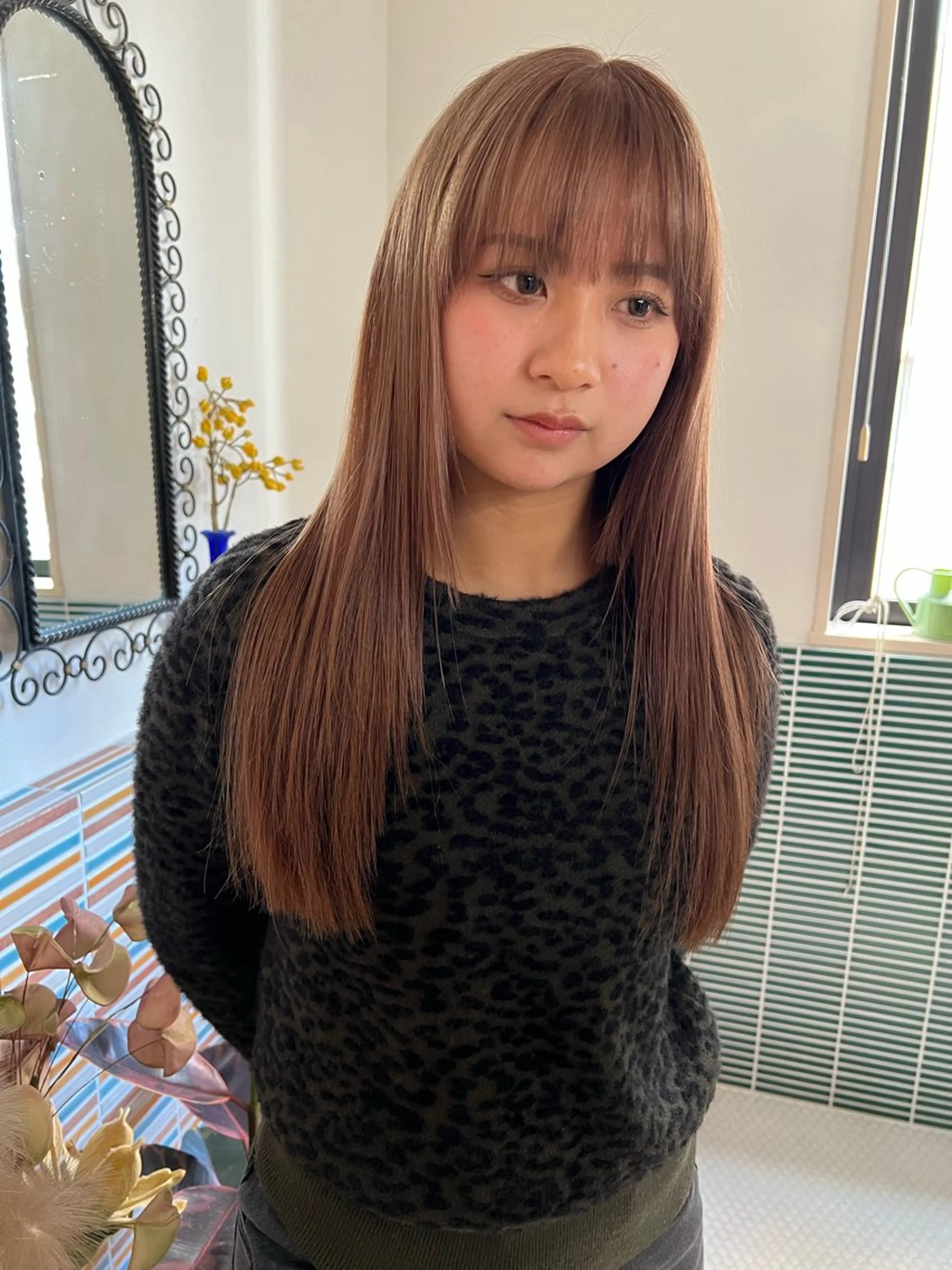 ロング カット ヘアカラー ミルクティーベージュ outaのヘアスタイル