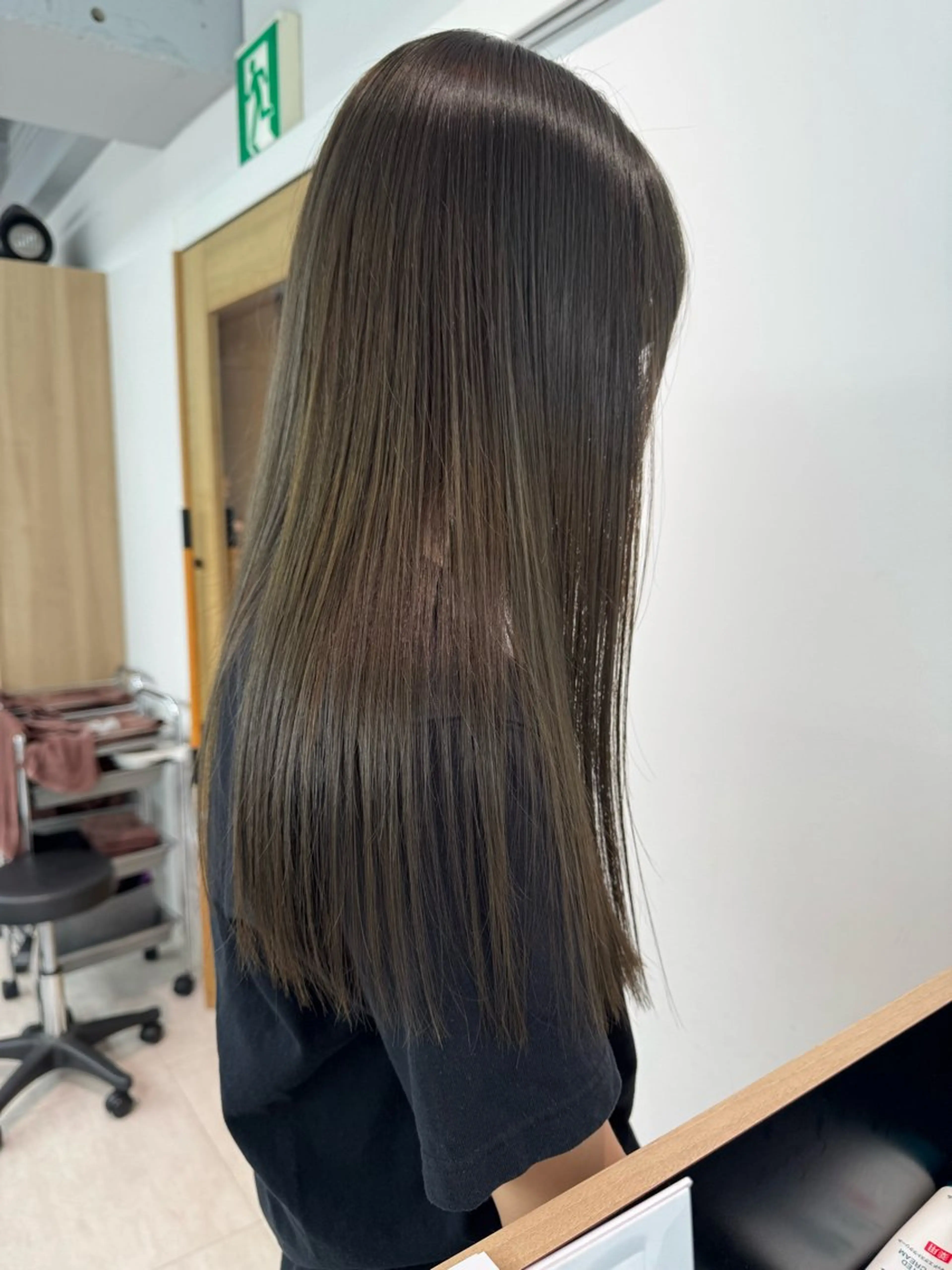 ロング カラー ベージュカラー ブリーチ 透明感カラー ブリーチなしカラー オリーブベージュ ヘアカラー 顔周りレイヤー /kokoro🦮のヘアスタイル