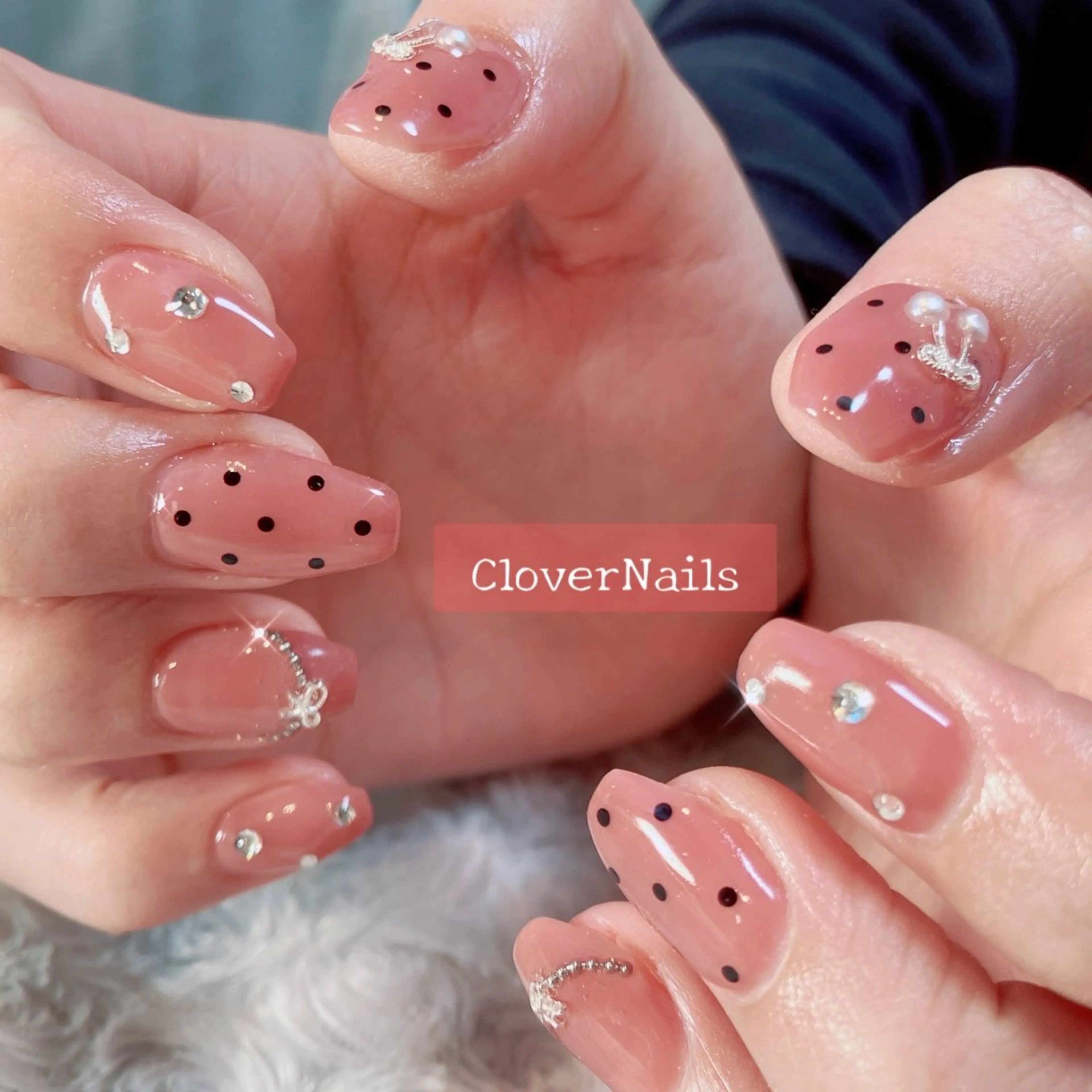 ネイル アートネイル ドット 持ち込み ニュアンスネイル オフィスネイル ハンドネイル 自宅ネイルサロン クロバーネイルのネイルデザイン