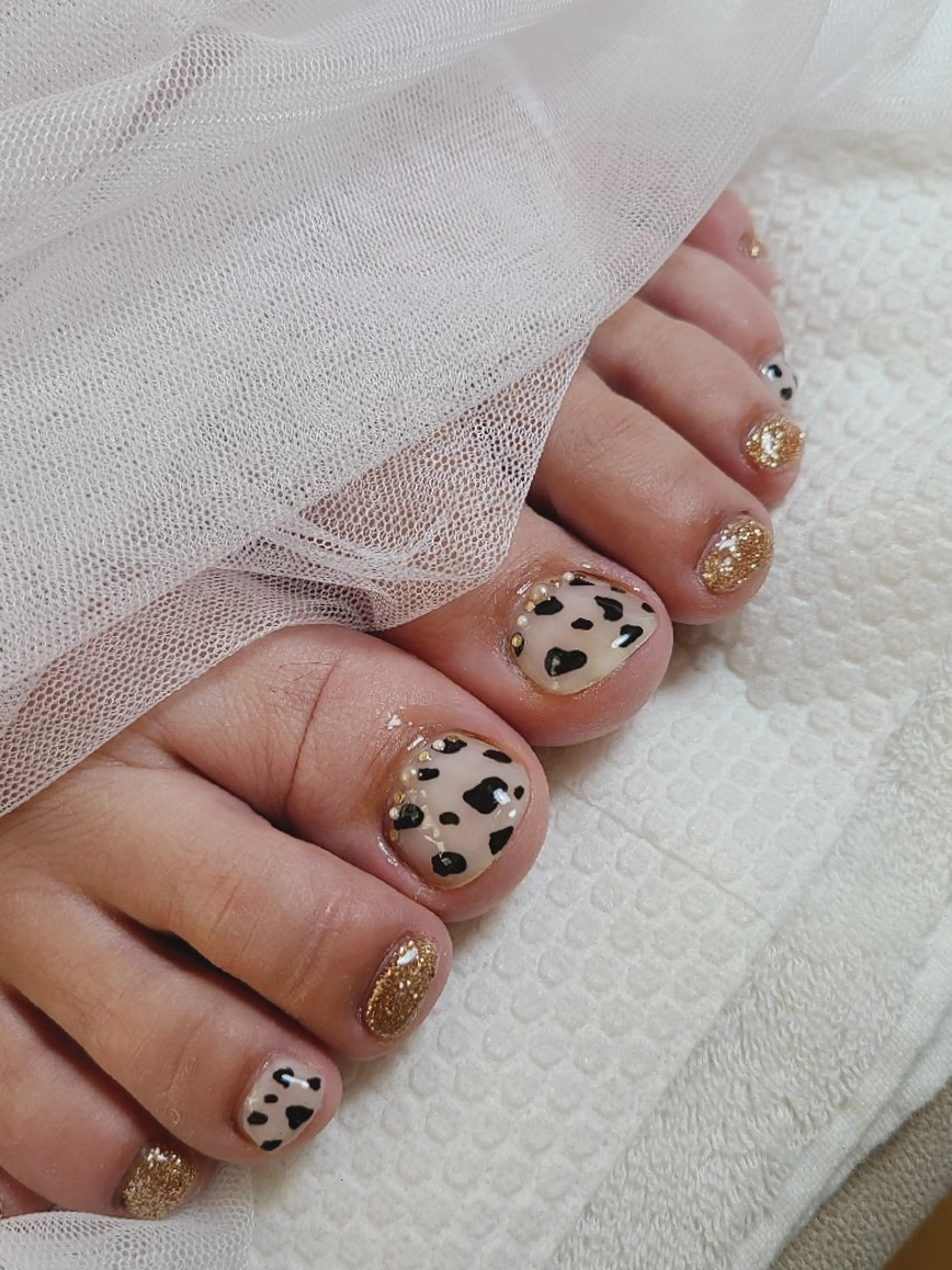 ネイル アニマル柄 フットネイル ジェルネイル ゴールド キラキラネイル Nailroom3  古屋明美のネイルデザイン