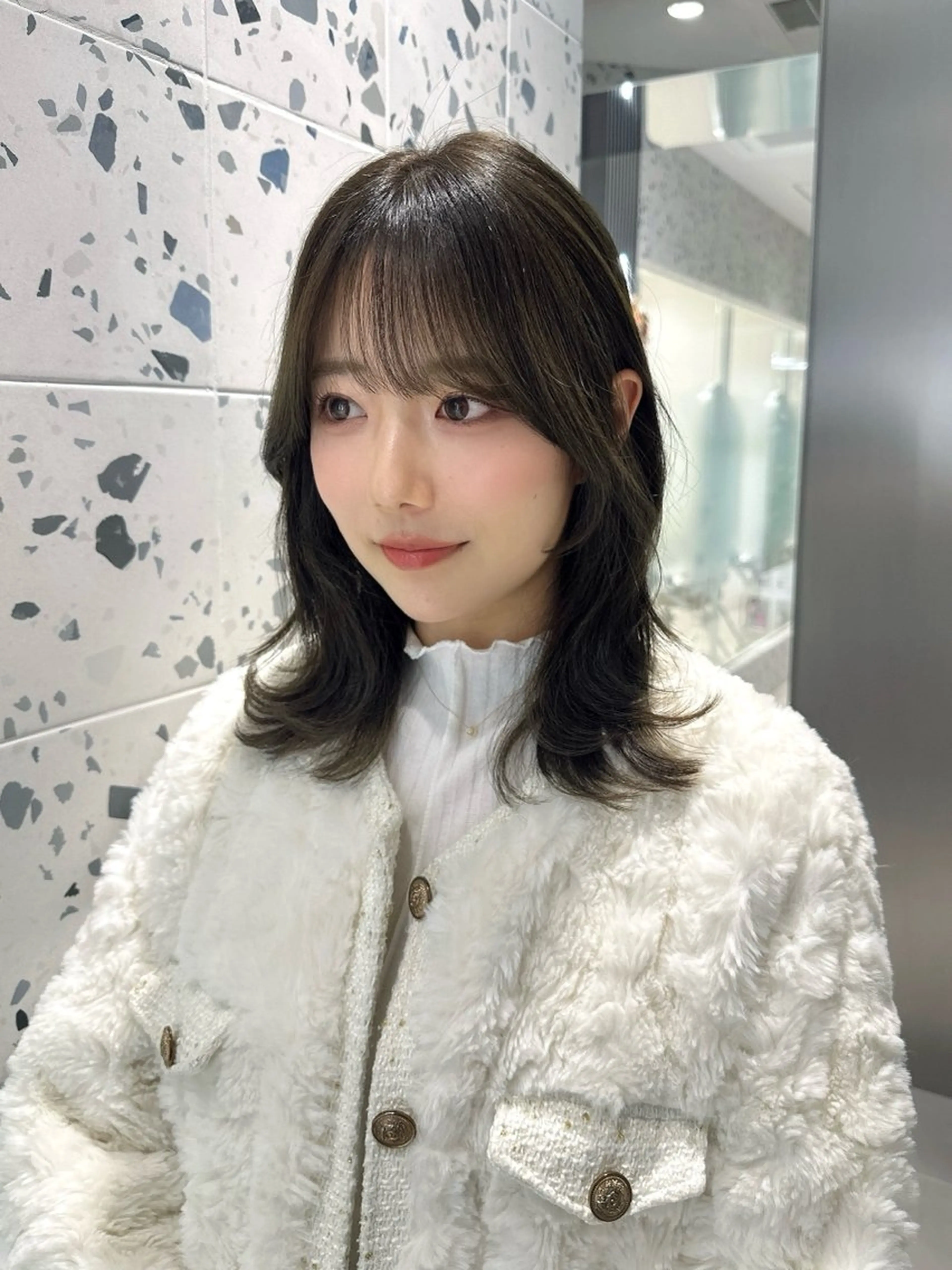 ミディアム カラー ブリーチ グレージュ ブリーチなしカラー オリーブグレージュ オリーブグレー カット ヘアカラー トリートメント 矢野 晃平のヘアスタイル