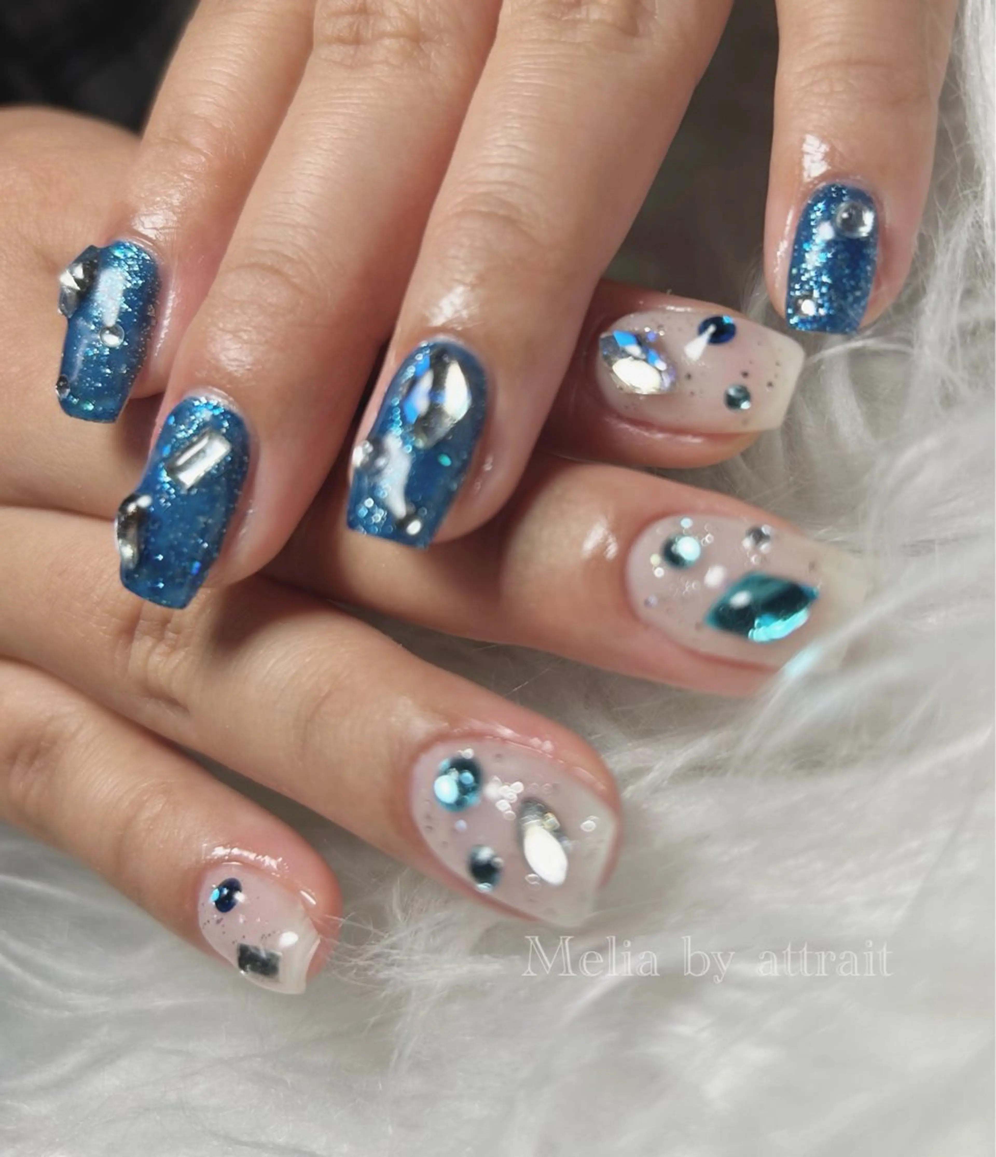 ネイル ブルー キラキラネイル 持ち込み 夏ネイル ホワイト Melia by attrait🌿杏のネイルデザイン
